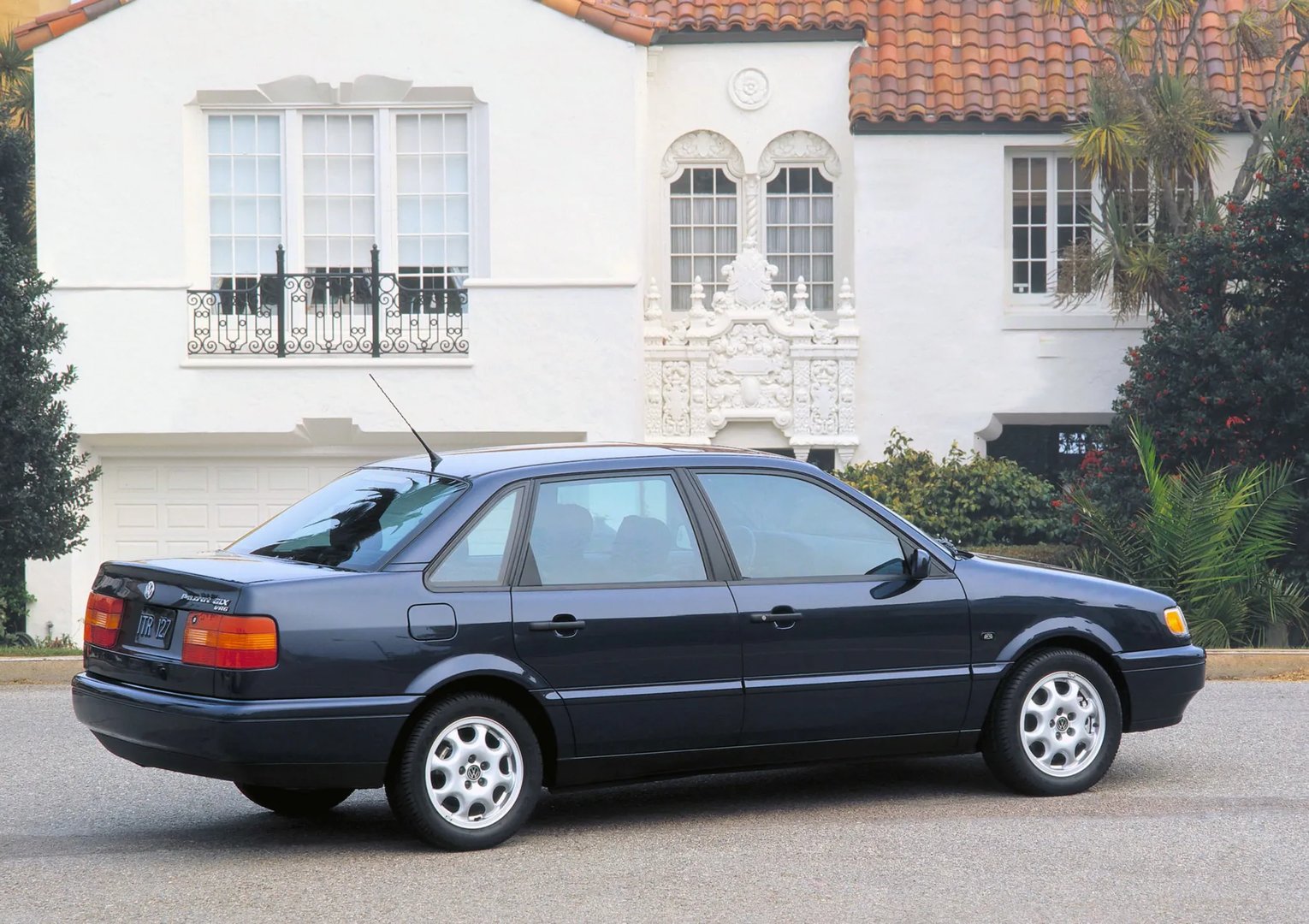 Volkswagen_Passat_4_generation__Sedan__6.jpg