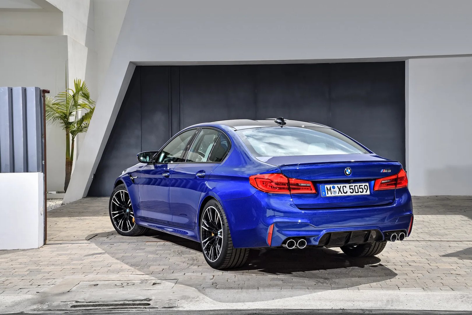 BMW_M5_6_generation__Sedan__2.jpg