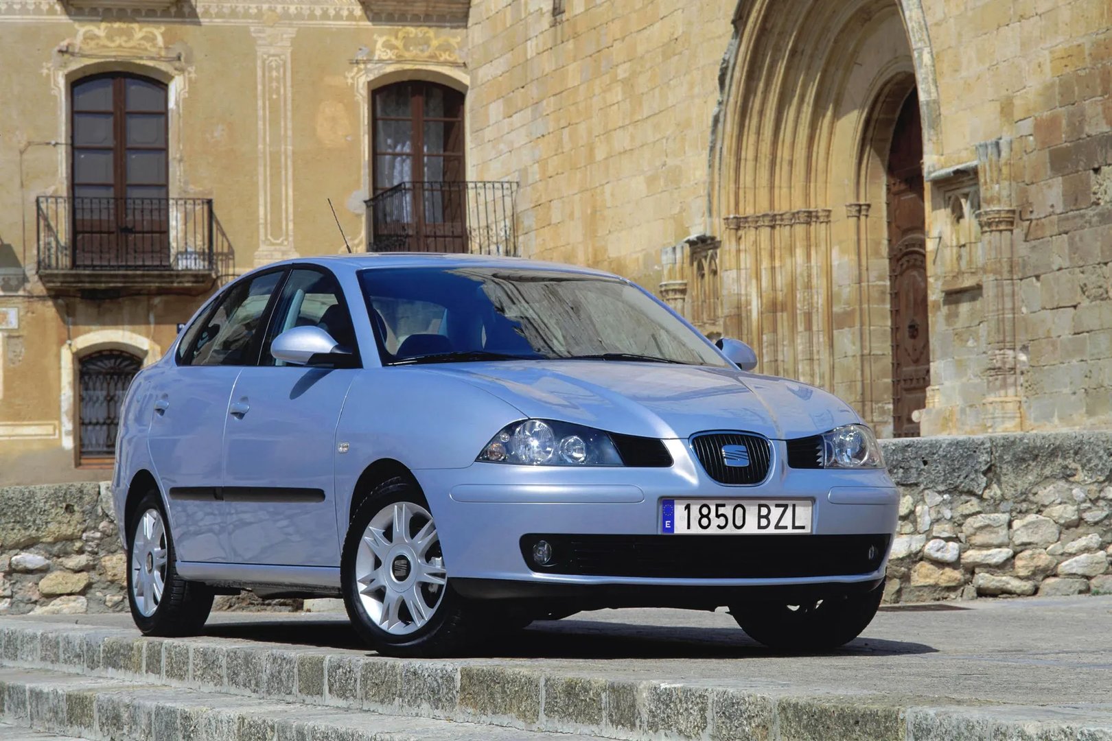 SEAT_Cordoba_2_generation__Sedan__10.jpg