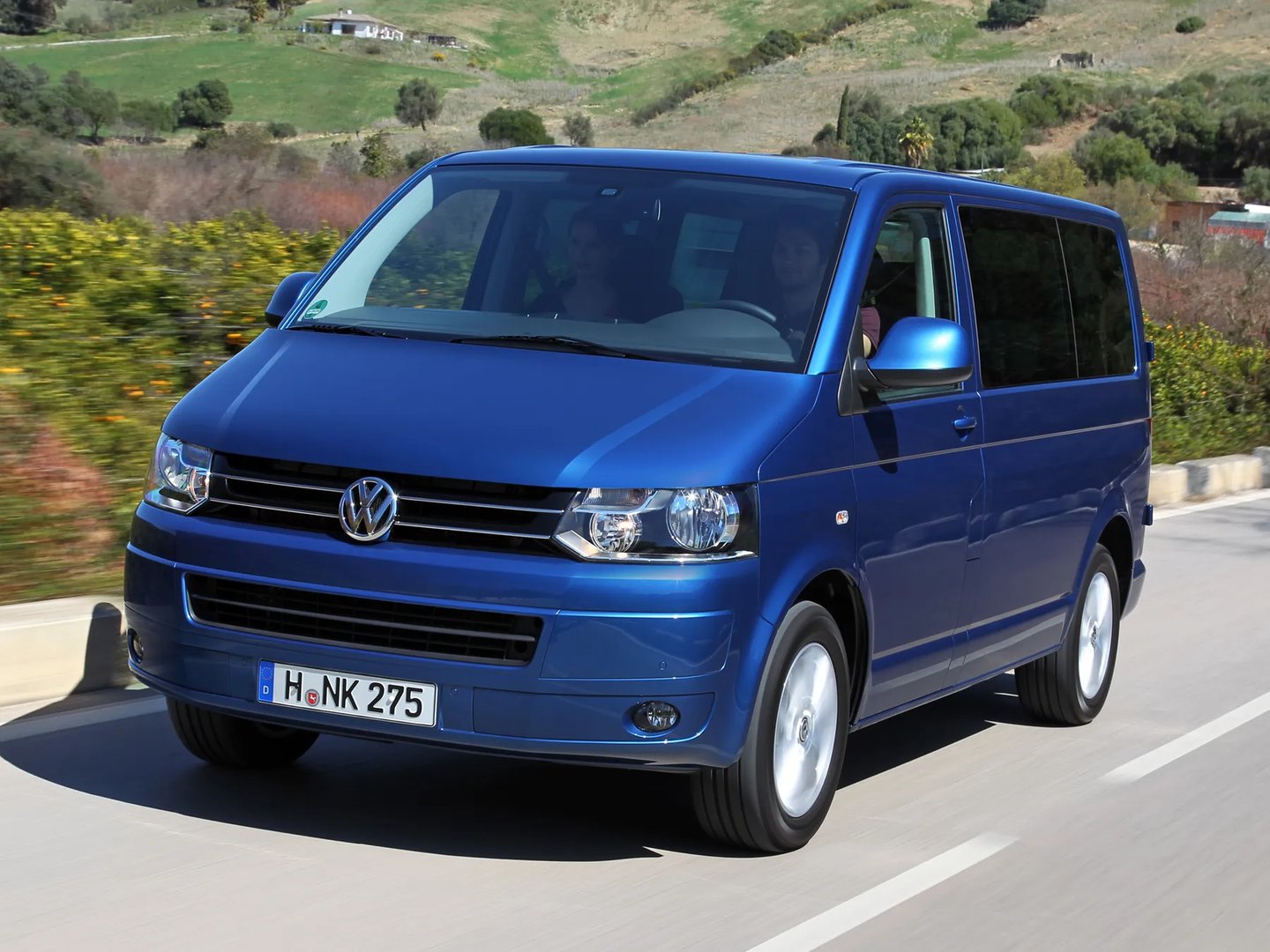 Volkswagen_Caravelle_5_generation_restyling__Minivan__1.jpg