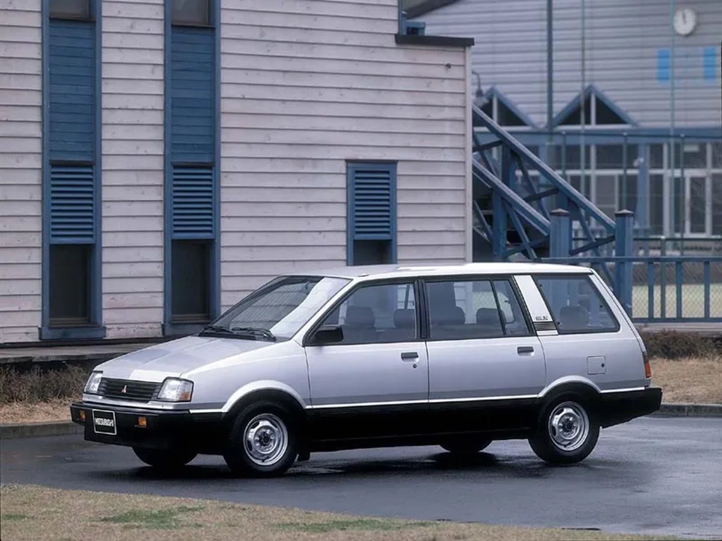 Mitsubishi_Space_Wagon_1_generation__Compact_Van__1.jpg