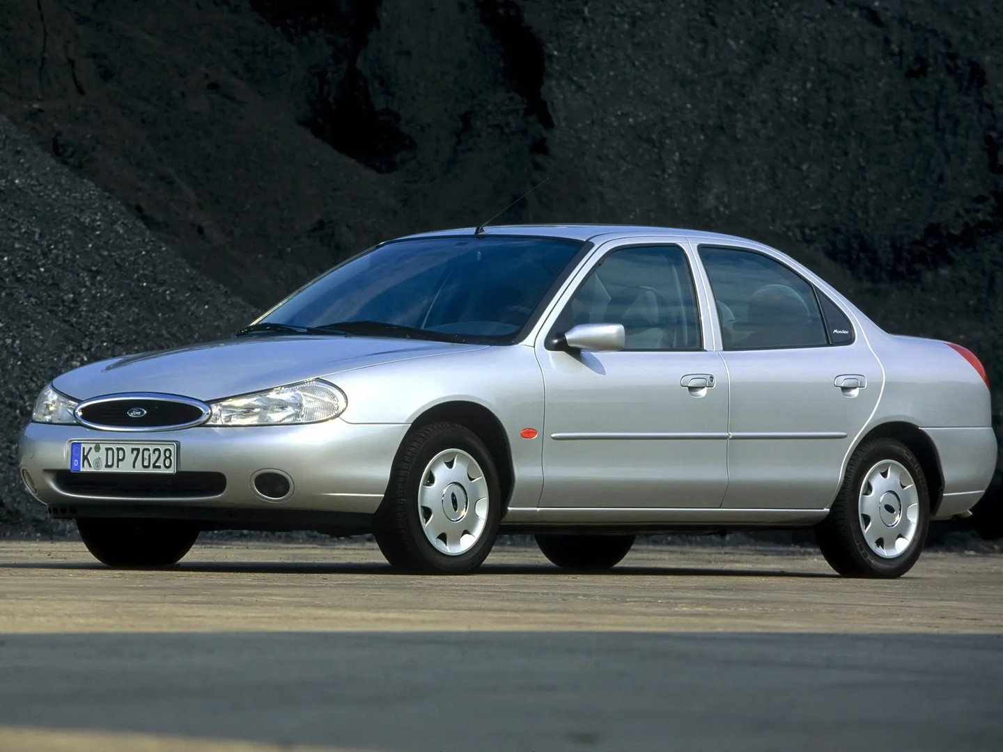 Ford_Mondeo_2_generation__Sedan__5.jpg