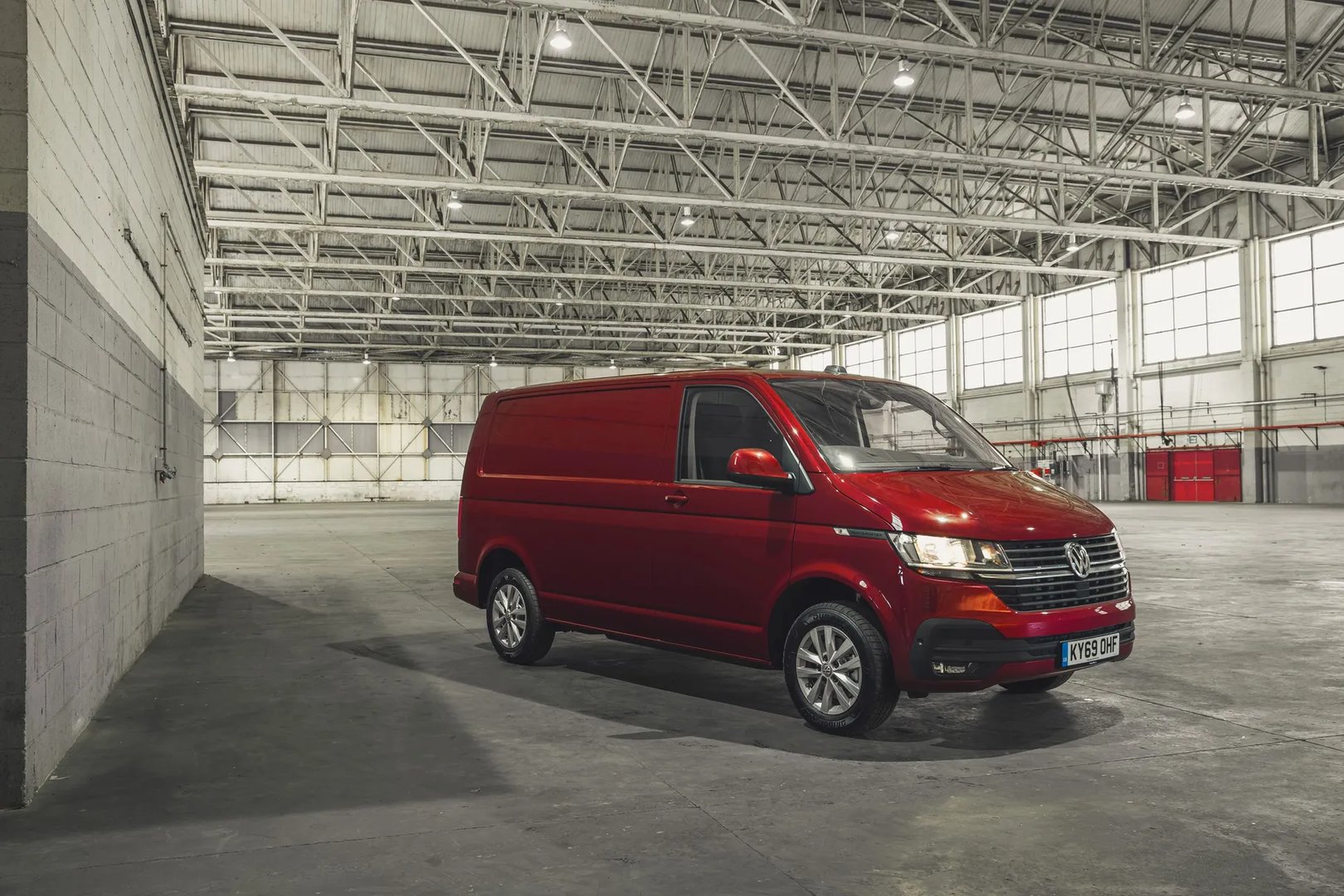 Volkswagen_Transporter_6_generation_restyling__Van__10.jpg