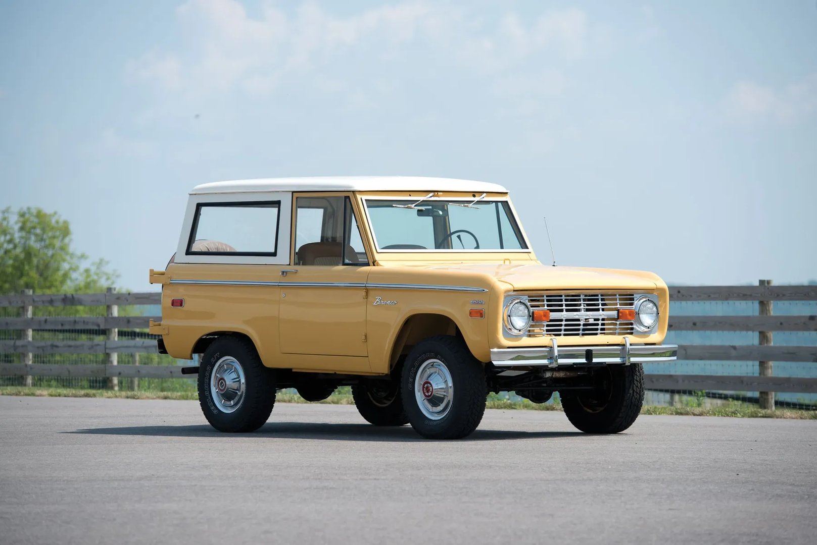 Ford_Bronco_1_generation__SUV_3-doors__8.jpg