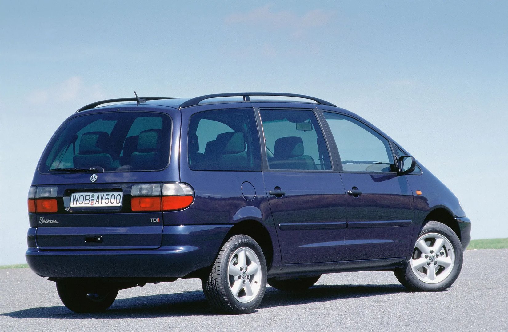Volkswagen_Sharan_1_generation__Minivan__2.jpg