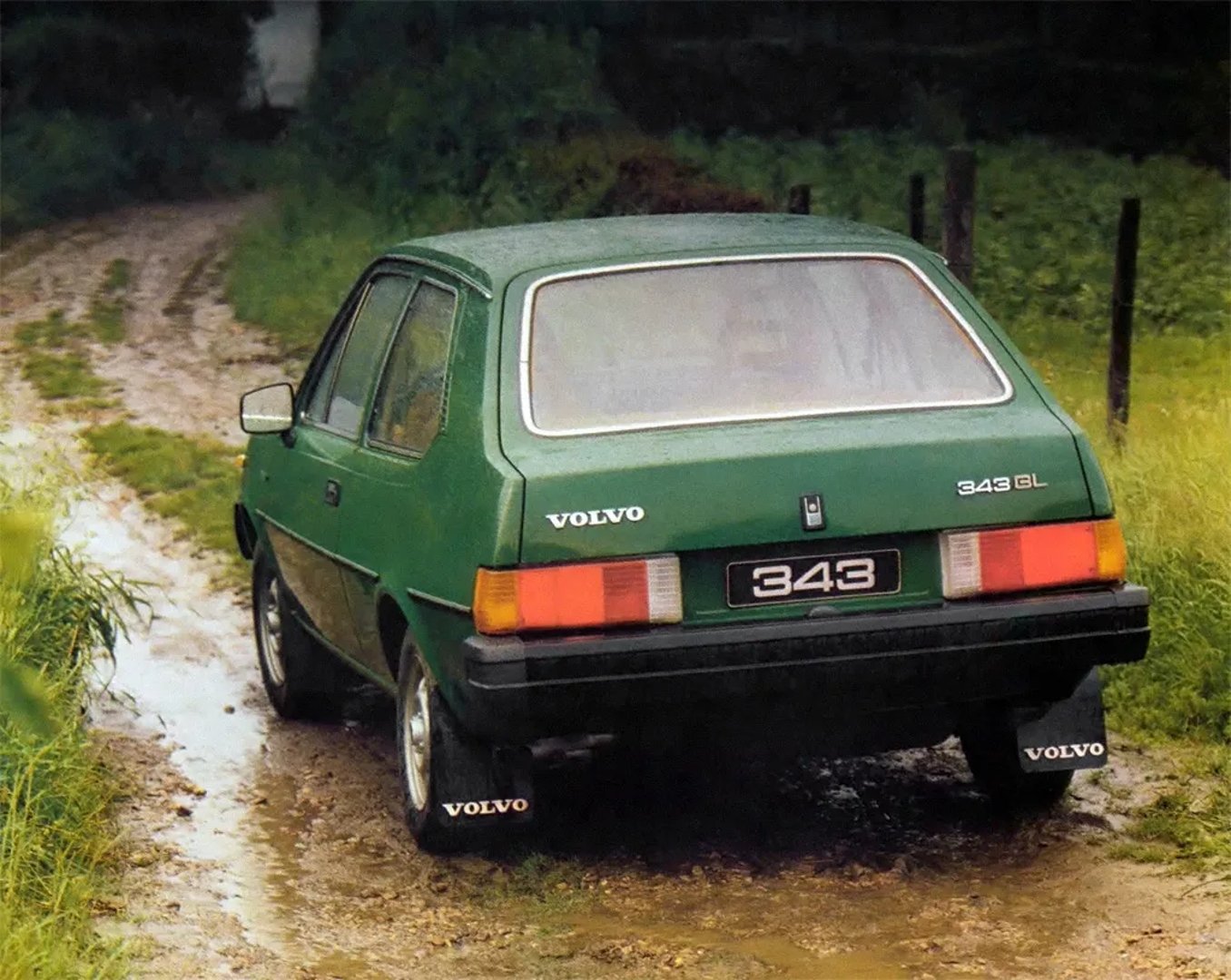 Volvo_300_Series_1_generation__Hatchback_3-door__3.jpg