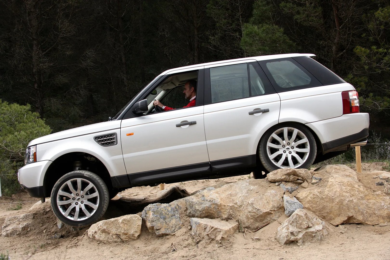 Land Rover_Range_Rover_Sport_1_generation__SUV_5-doors__9.jpg