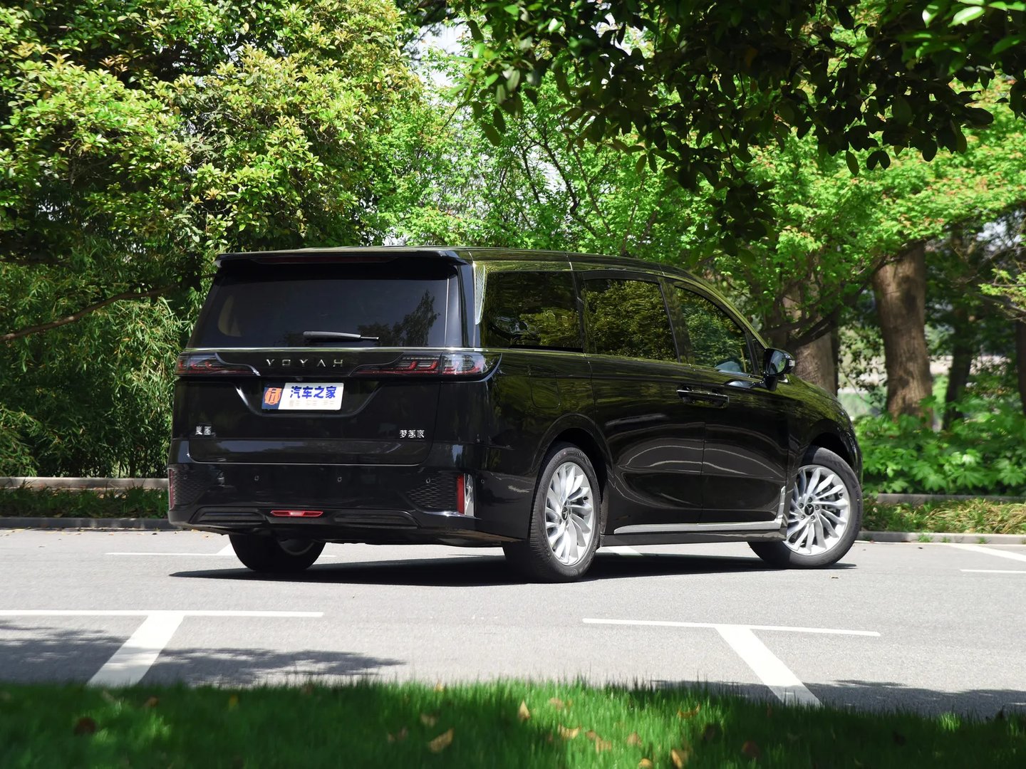 voyah_Dreamer_1_generation__Minivan__2.jpg