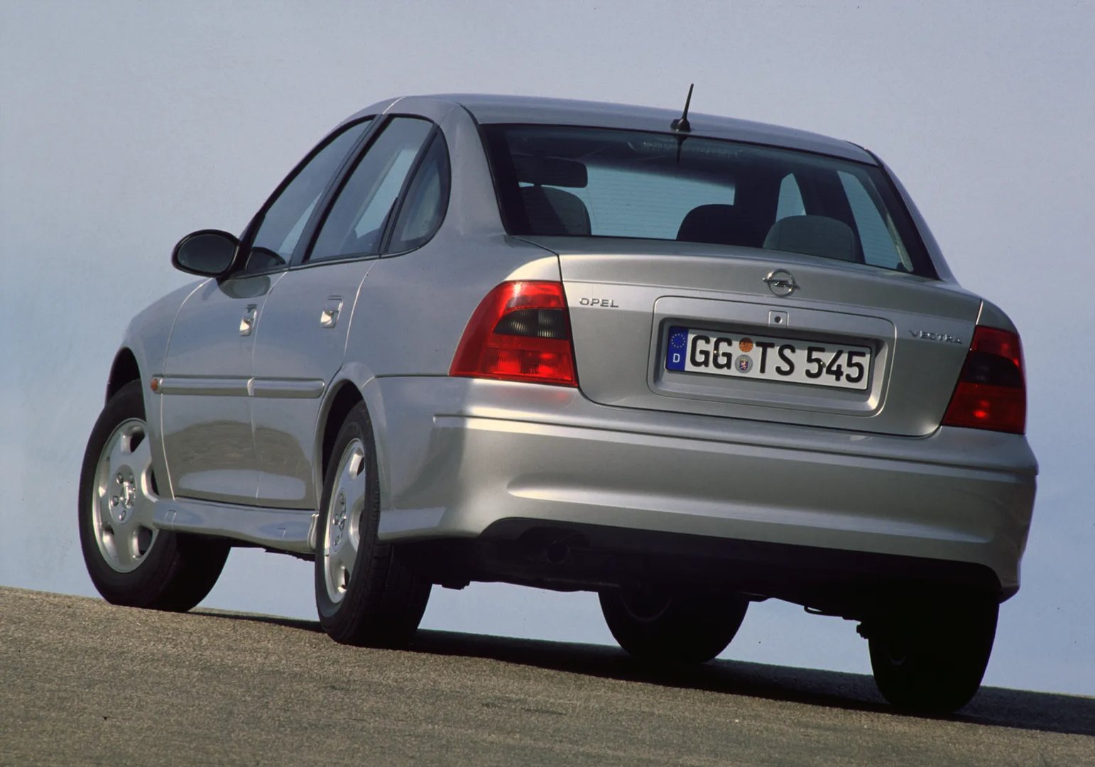Opel_Vectra_2_generation_restyling__Sedan__2.jpg