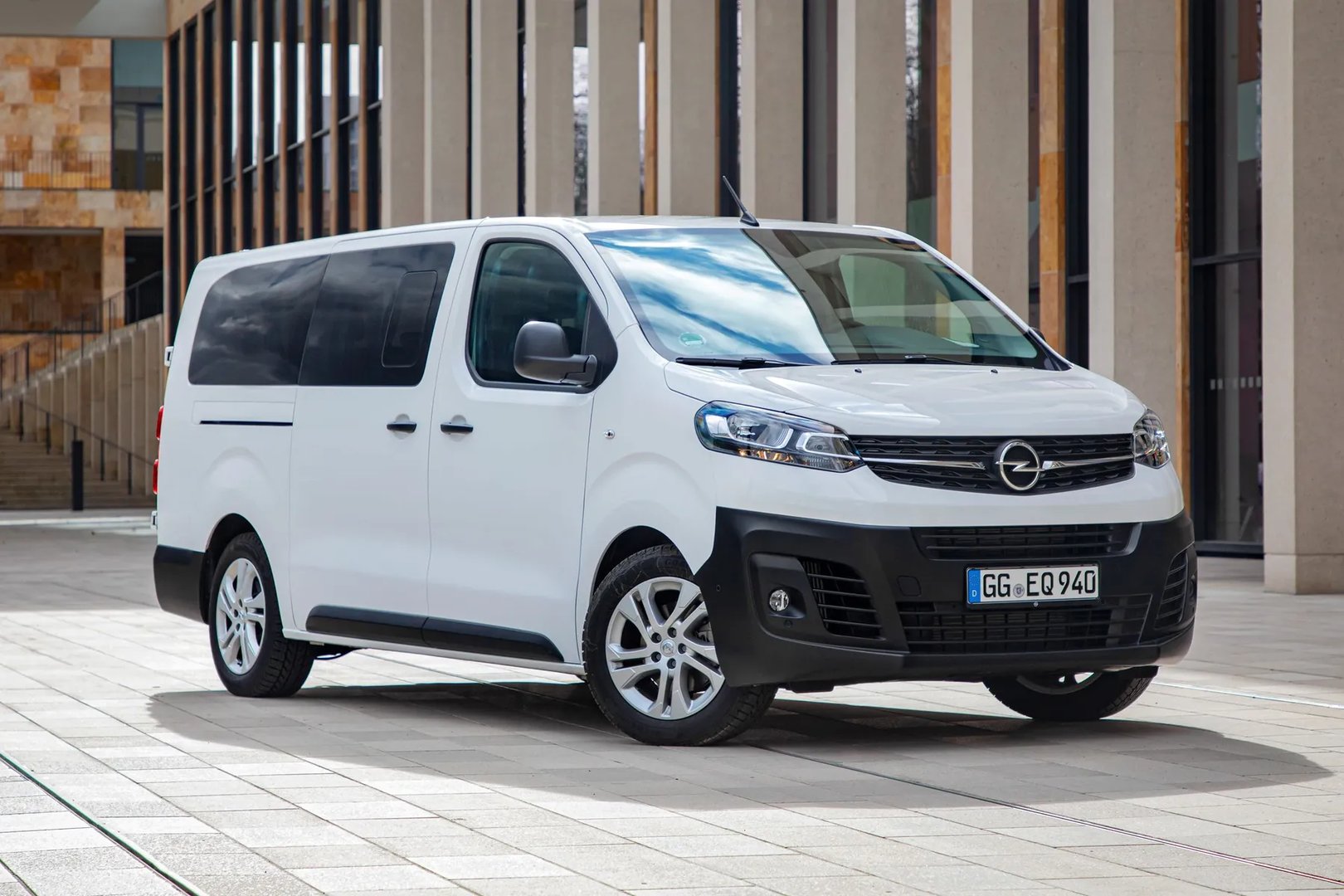 Opel_Vivaro_3_generation__Minivan_Long__1.jpg