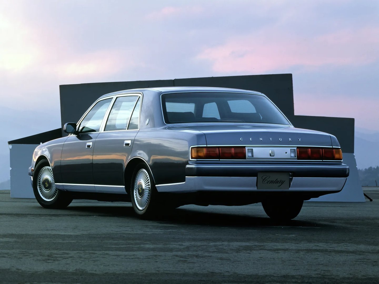 Toyota_Century_2_generation__Sedan__2.jpg