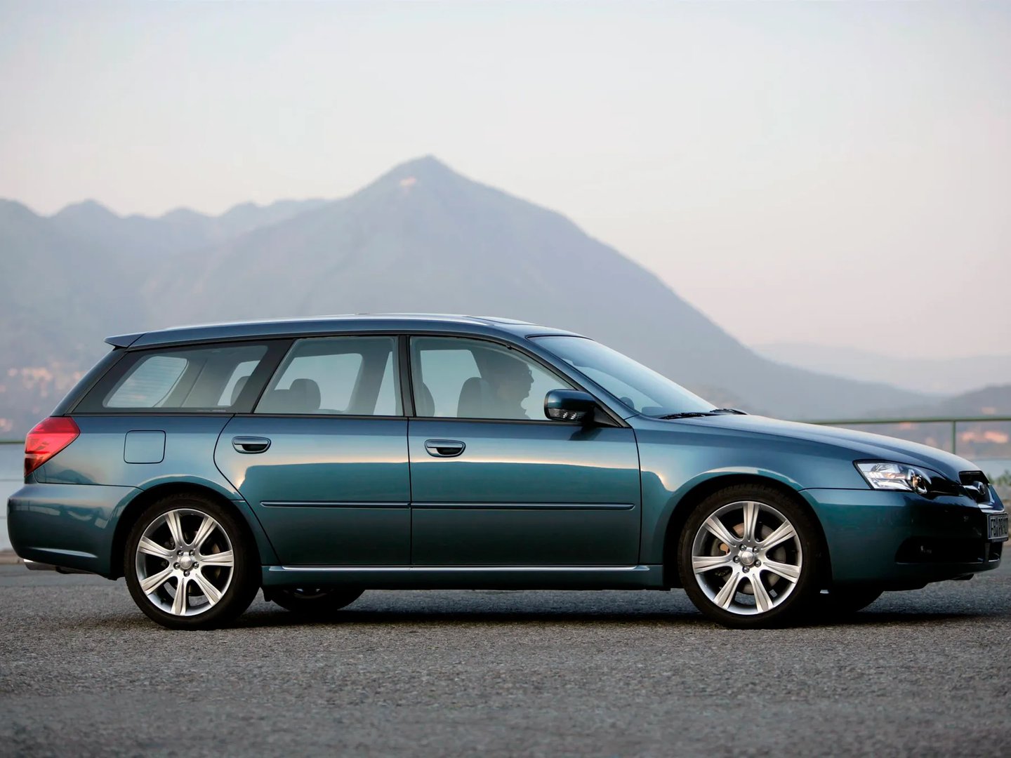 Subaru_Legacy_4_generation__Estate_5-door__7.jpg