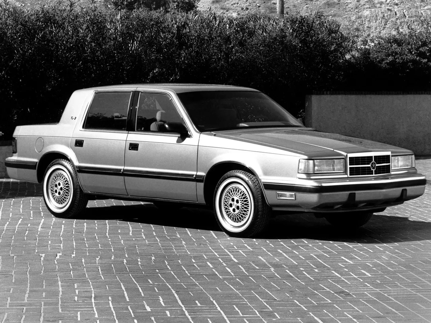 Chrysler_Dynasty_1_generation__Sedan__2.jpg
