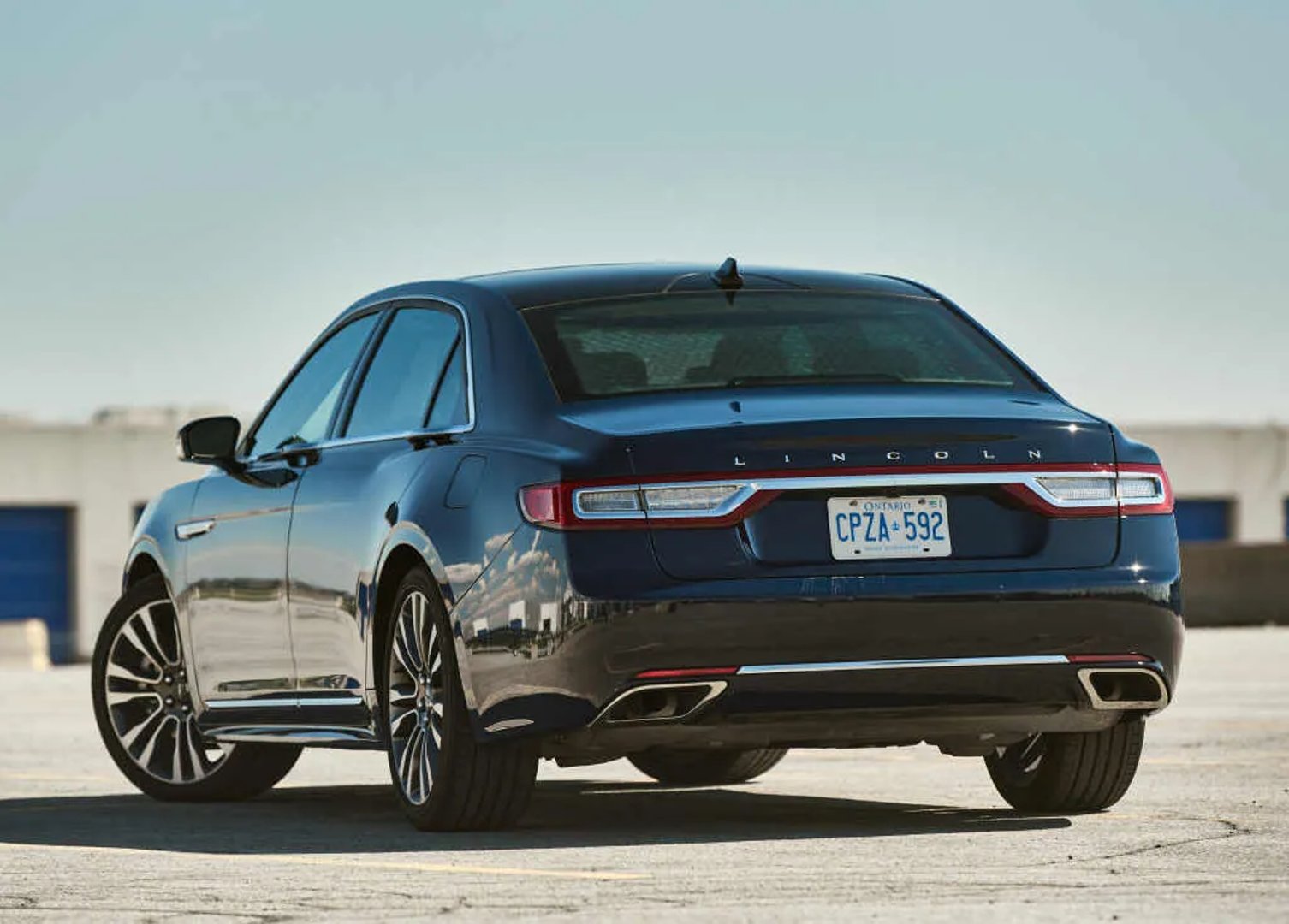Lincoln_Continental_10_generation__Sedan__6.jpg