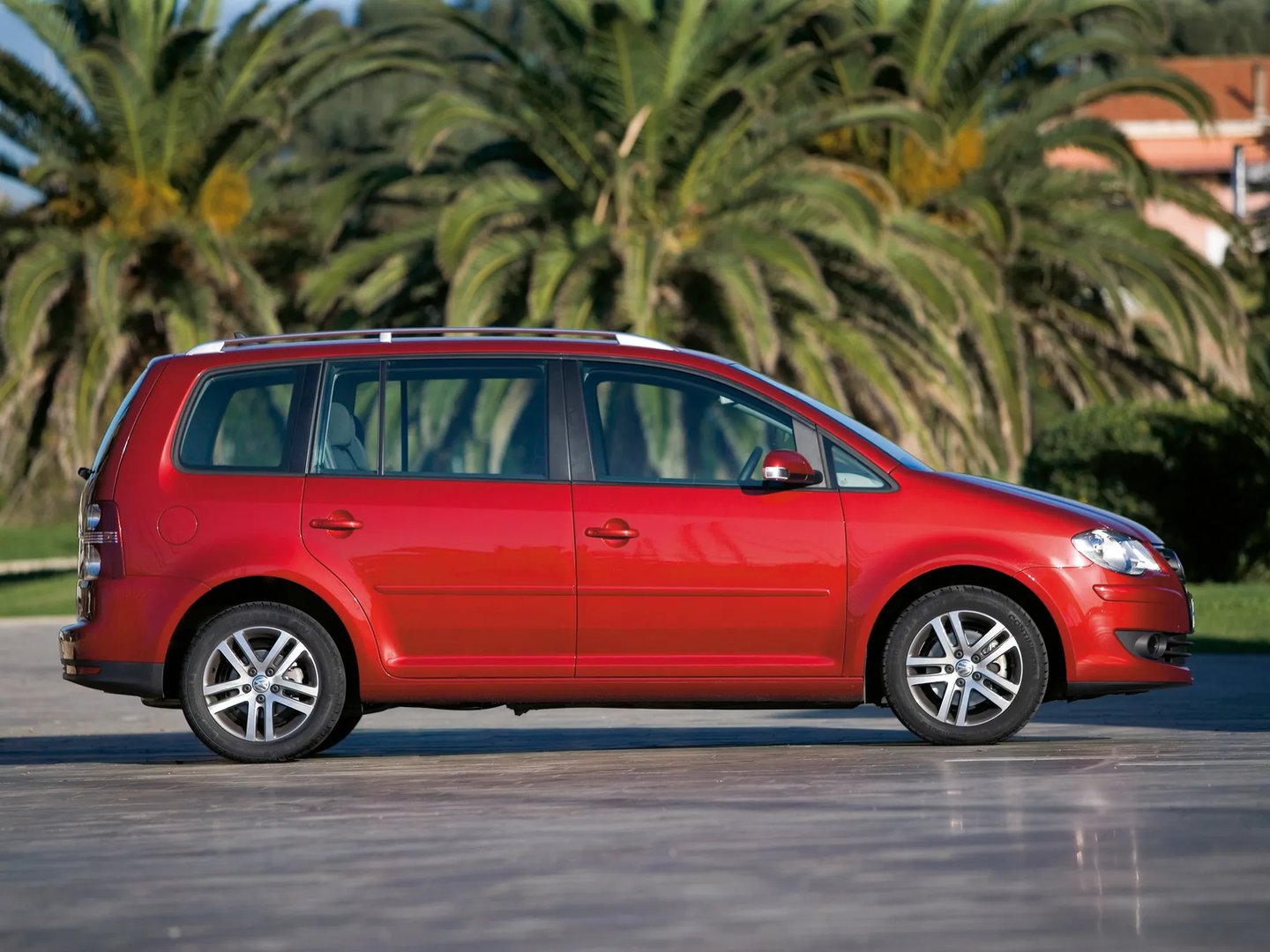 Volkswagen_Touran_1_generation_restyling__Compact_Van__3.jpg