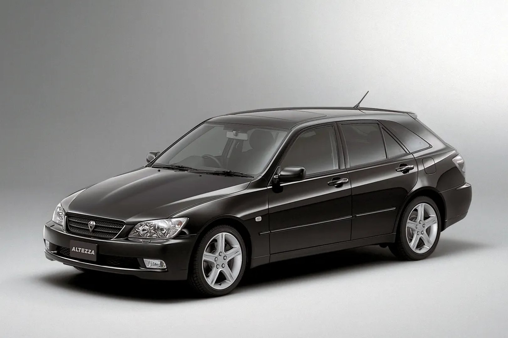 Toyota_Altezza_1_generation__Estate_5-door__1.jpg