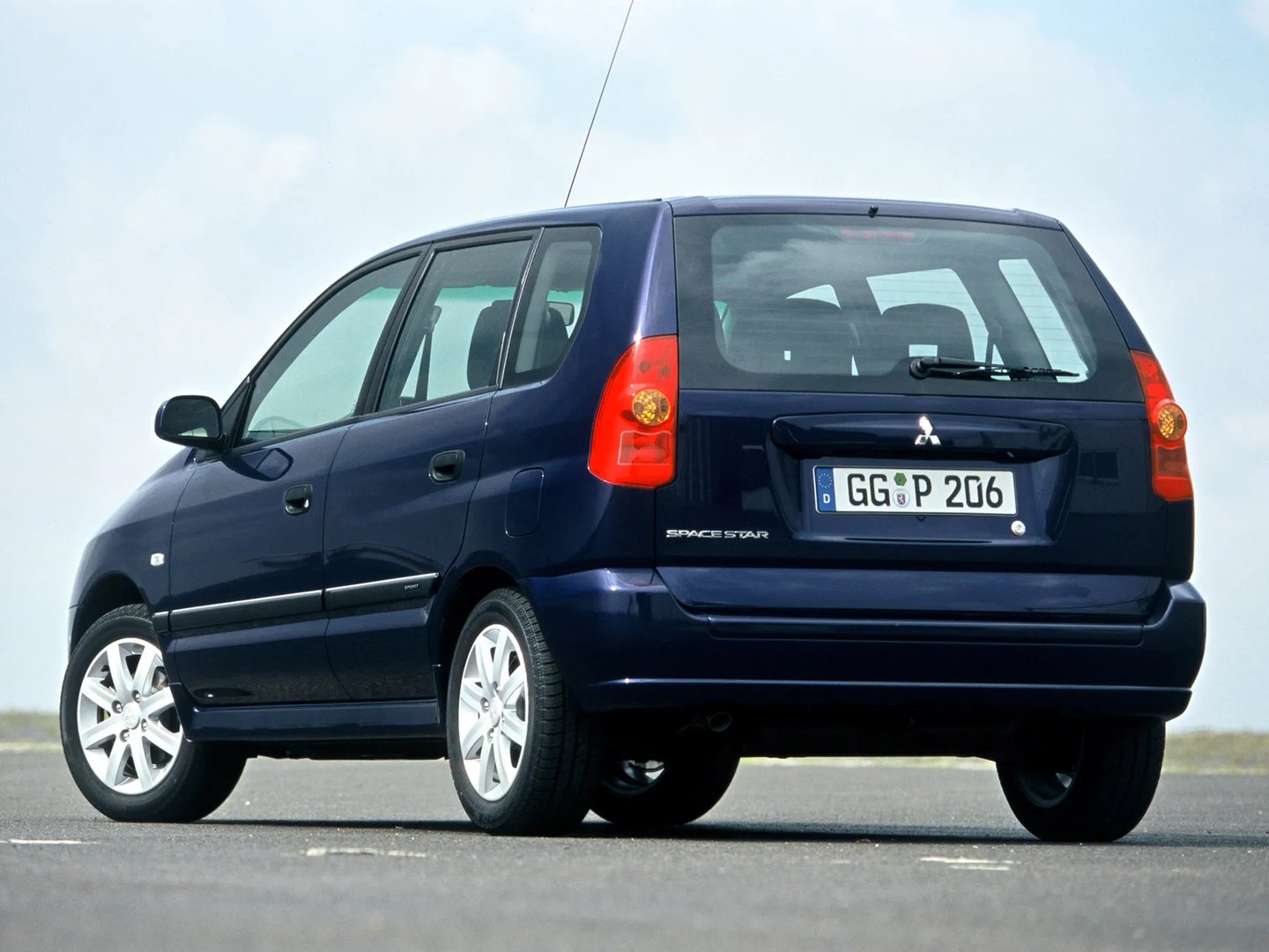 Mitsubishi_Space_Star_1_generation_restyling__Compact_Van__1.jpg