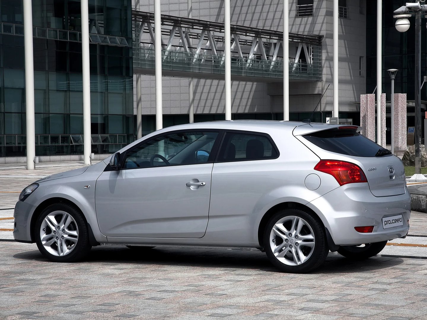 Kia_Ceed_1_generation__Hatchback_3-door__6.jpg