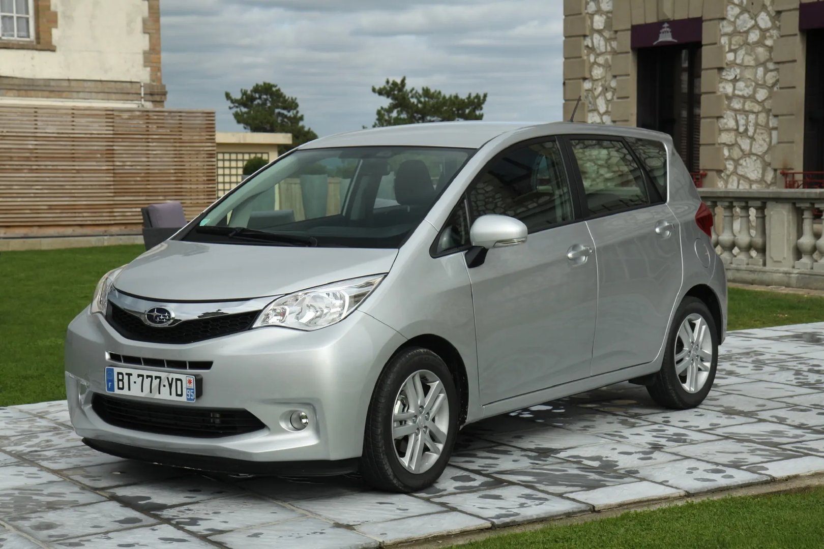 Subaru_Trezia_1_generation__Hatchback_5-door__5.jpg
