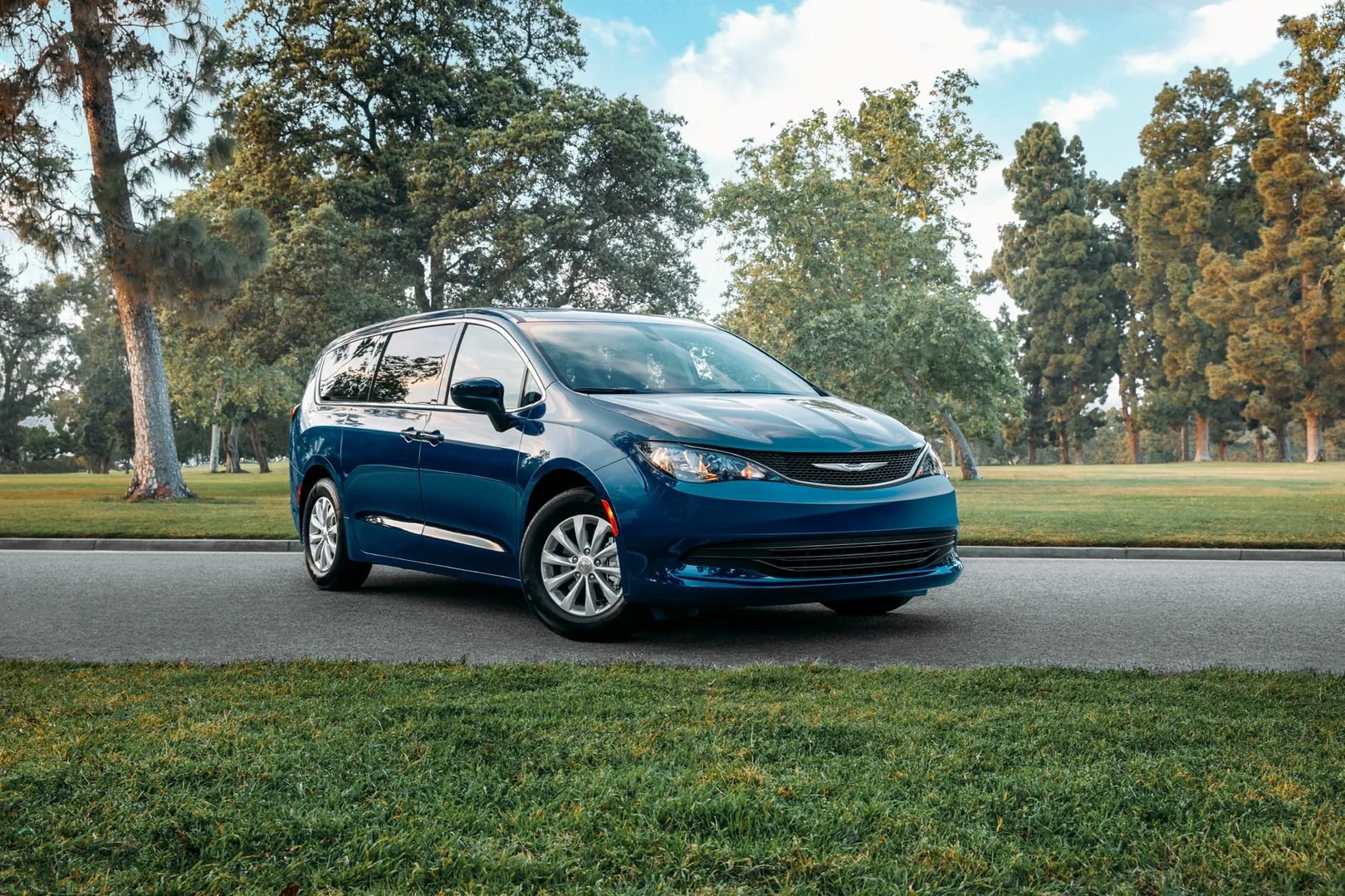Chrysler_Grand_Voyager_6_generation__Minivan__4.jpg