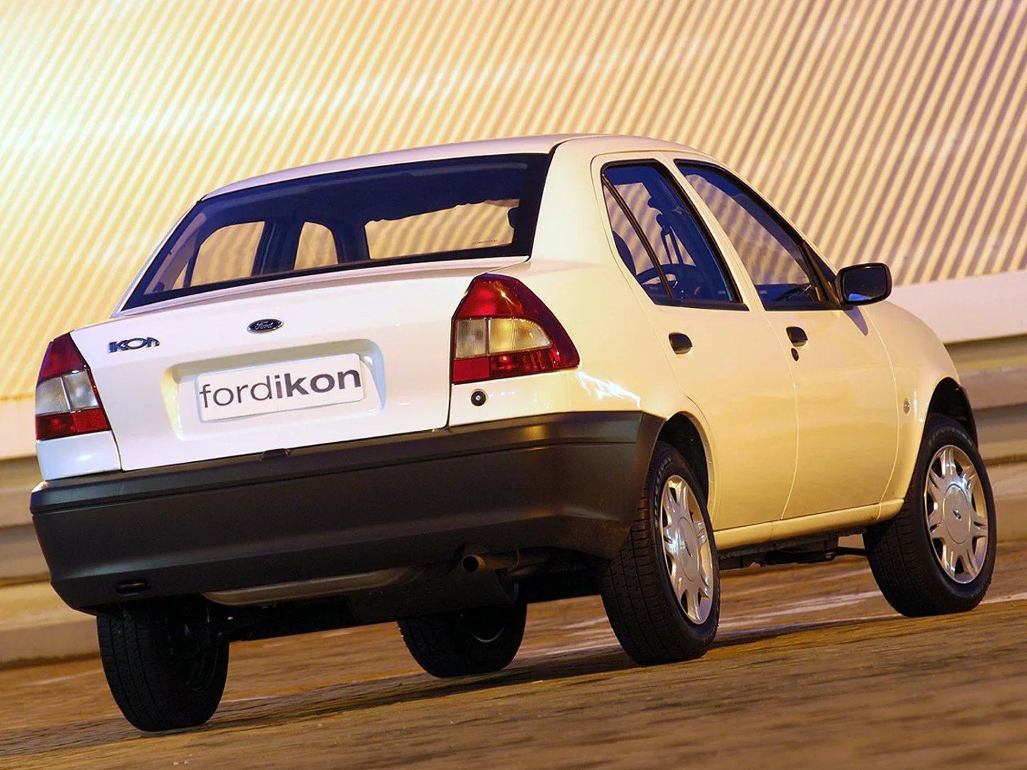 Ford_Ikon_1_generation__Sedan__3.jpg