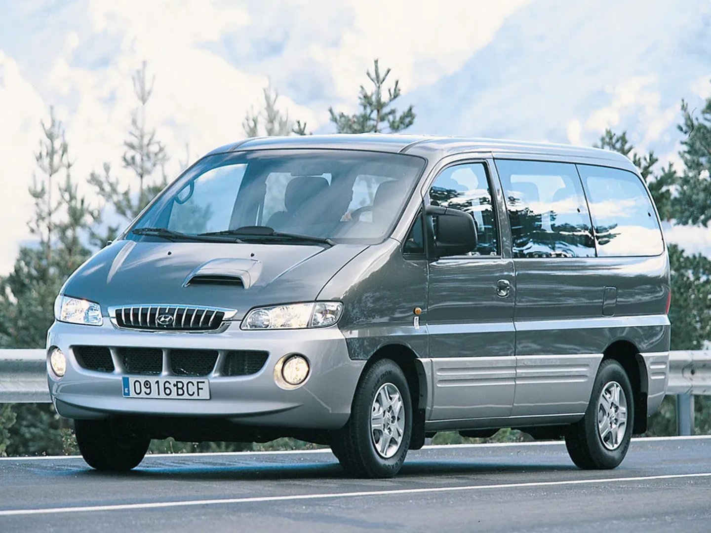 Hyundai_Starex_1_generation_restyling__Minivan__3.jpg