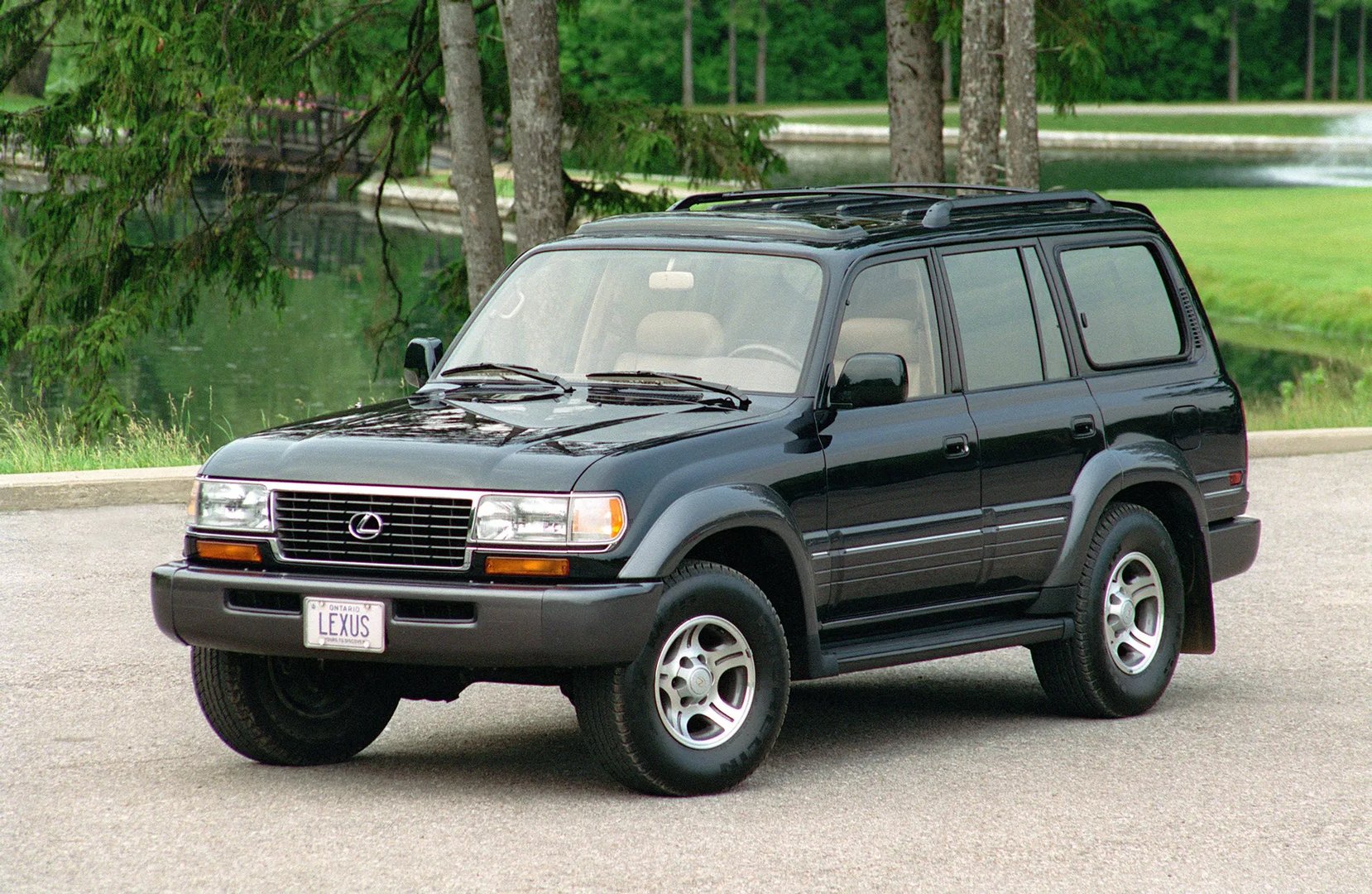 Lexus_LX_1_generation__SUV_5-doors__9.jpg