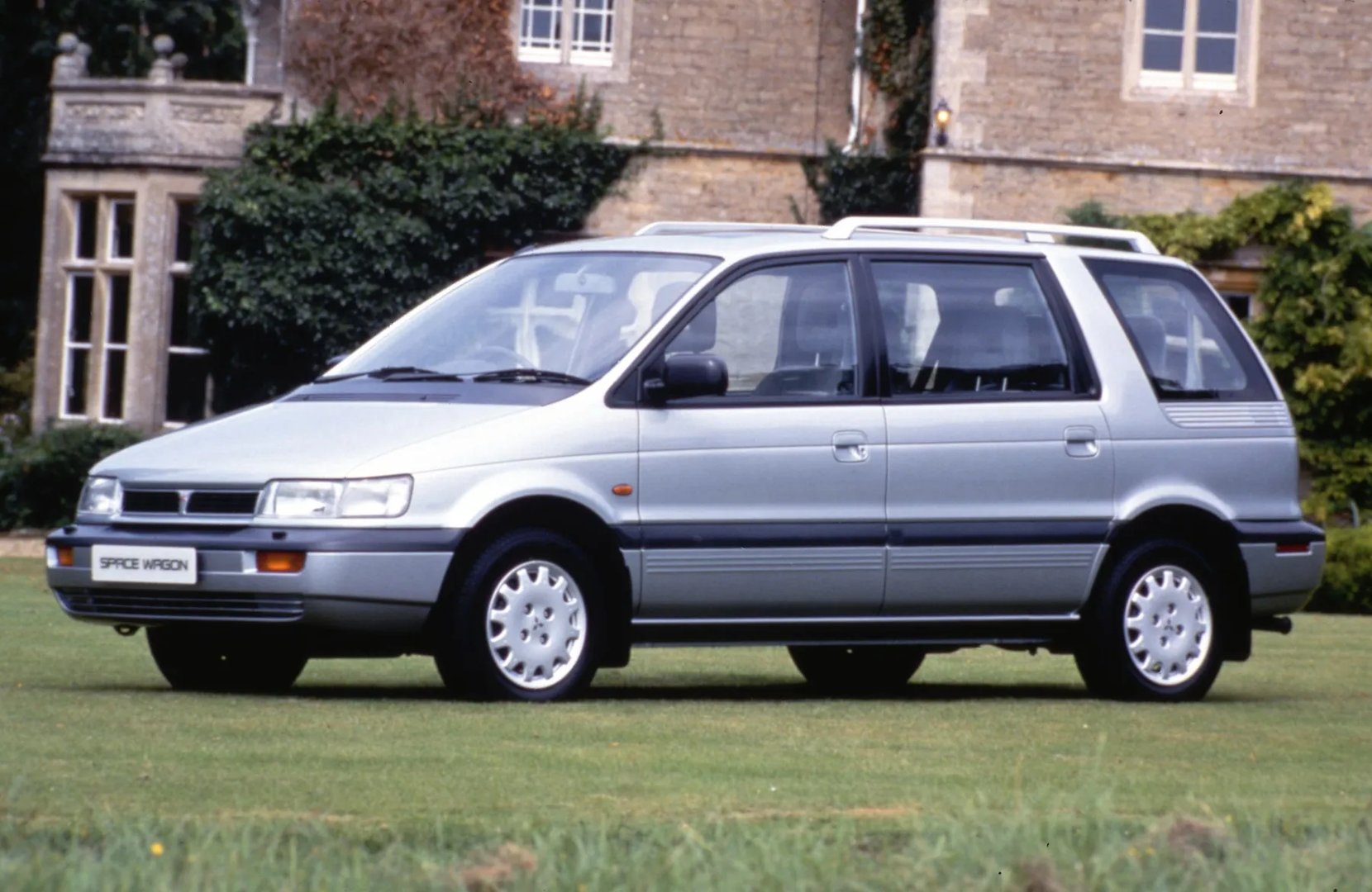Mitsubishi_Space_Wagon_2_generation__Compact_Van__1.jpg