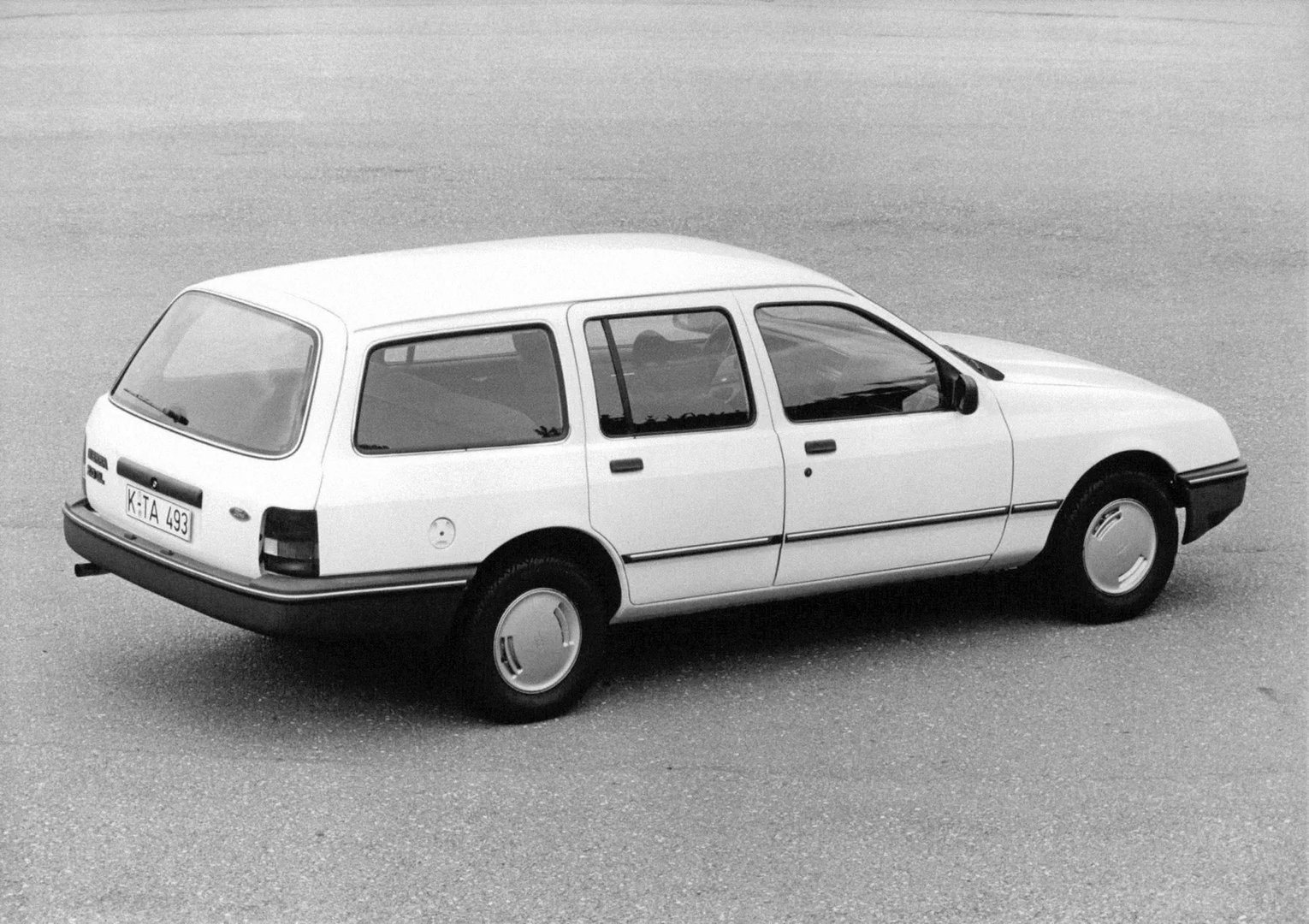 Ford_Sierra_1_generation__Estate_5-door__2.jpg