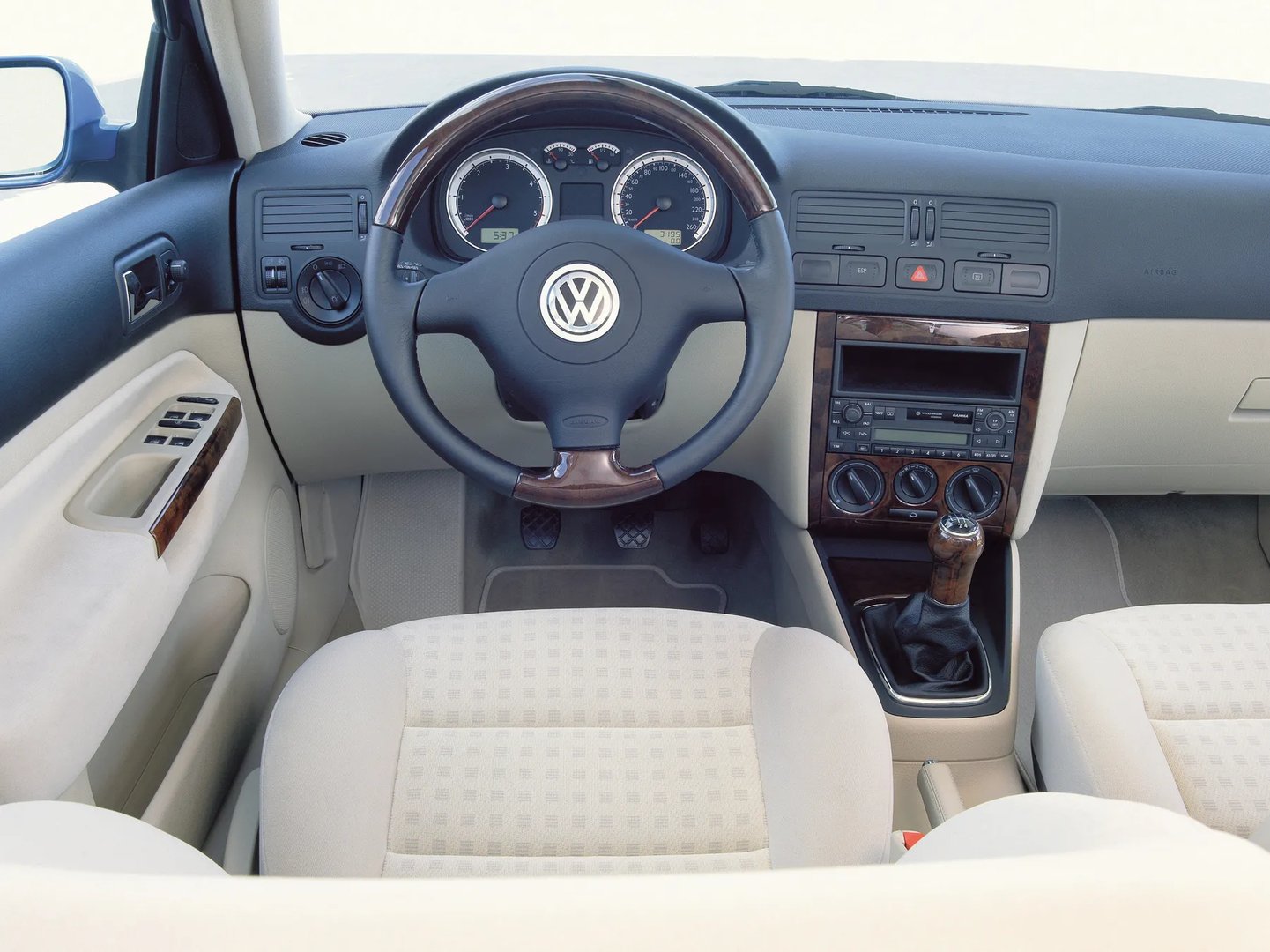 Volkswagen_Bora_1_generation__Sedan__11.jpg