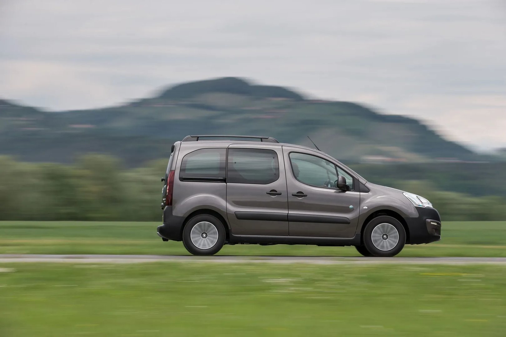 Peugeot_Partner_2_generation_restyling_2__Compact_Van__9.jpg