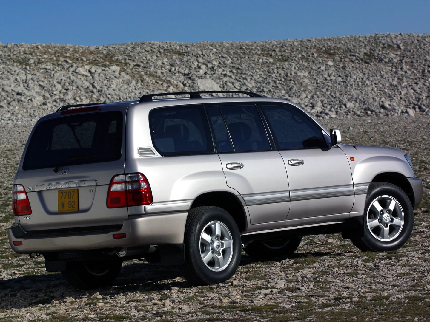 Toyota_LC_10_generation_restyling__SUV_5-doors__6.jpg
