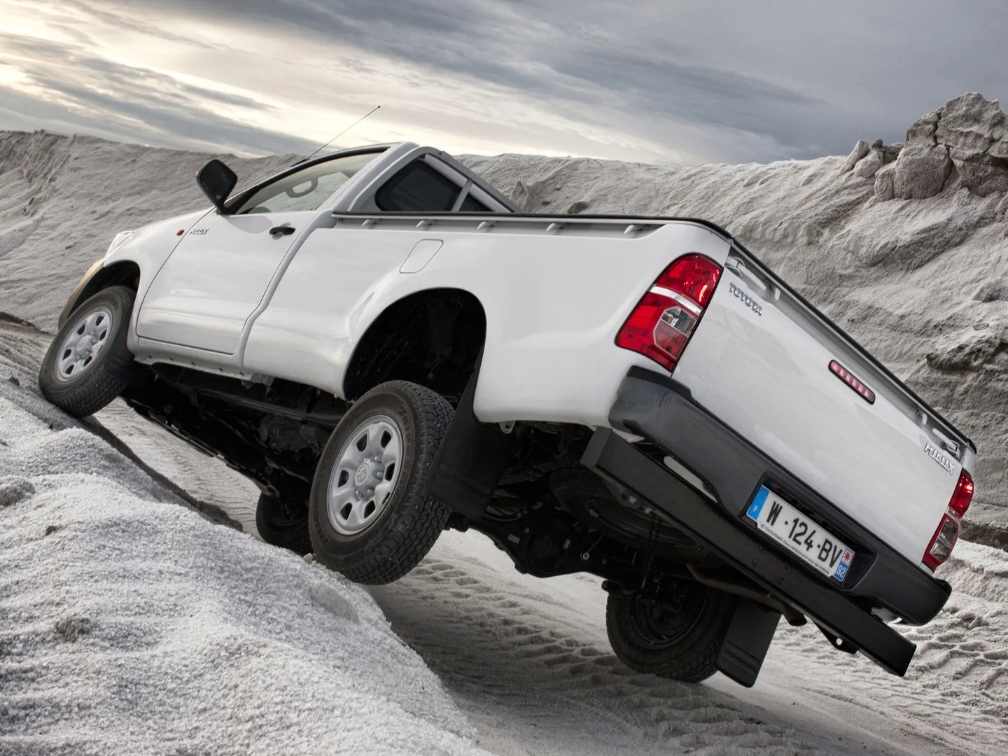 Toyota_Hilux_7_generation_restyling_2__Pickup_single-cab__7.jpg