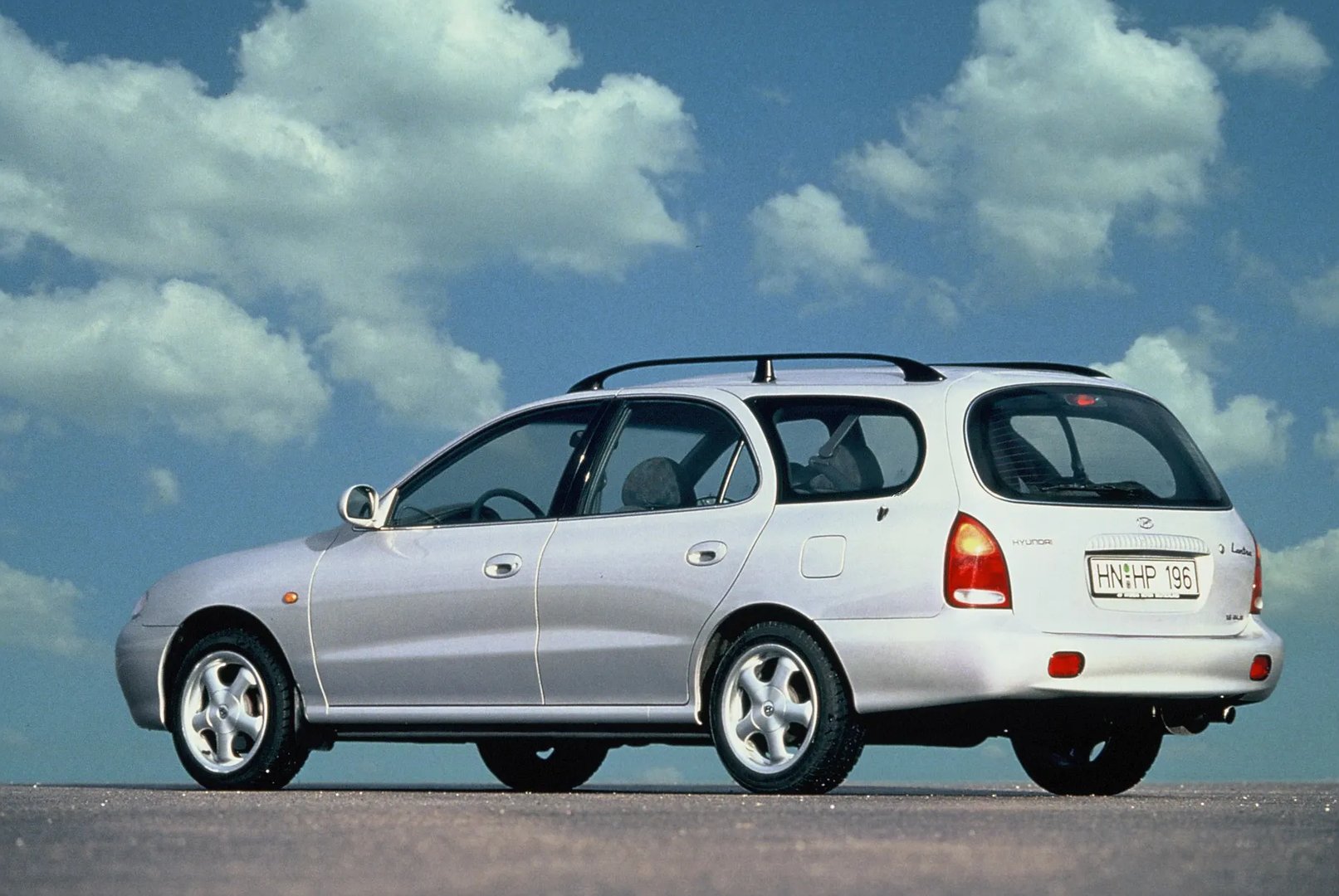 Hyundai_Lantra_2_generation__Estate_5-door__2.jpg