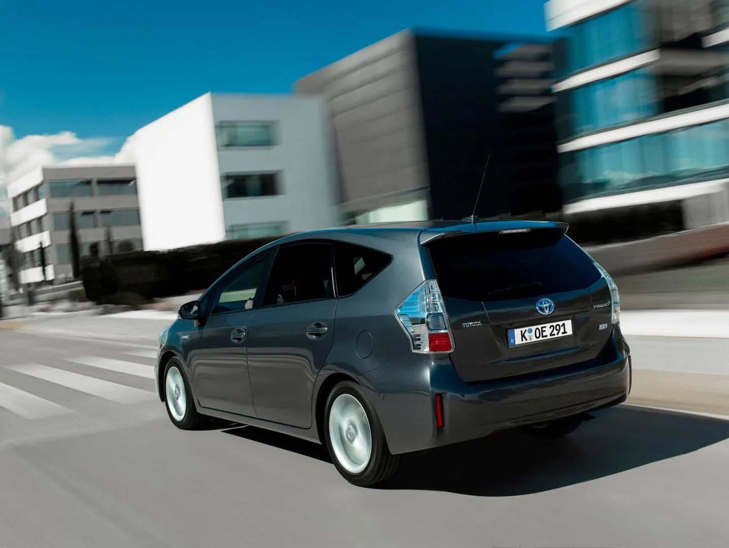 Toyota_Prius_Plus_1_generation__Estate_5-door__4.jpg