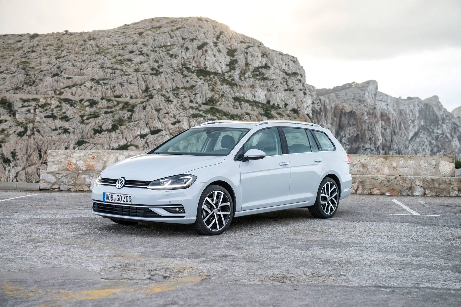 Volkswagen_Golf_7_generation_restyling__Estate_5-door__2.jpg