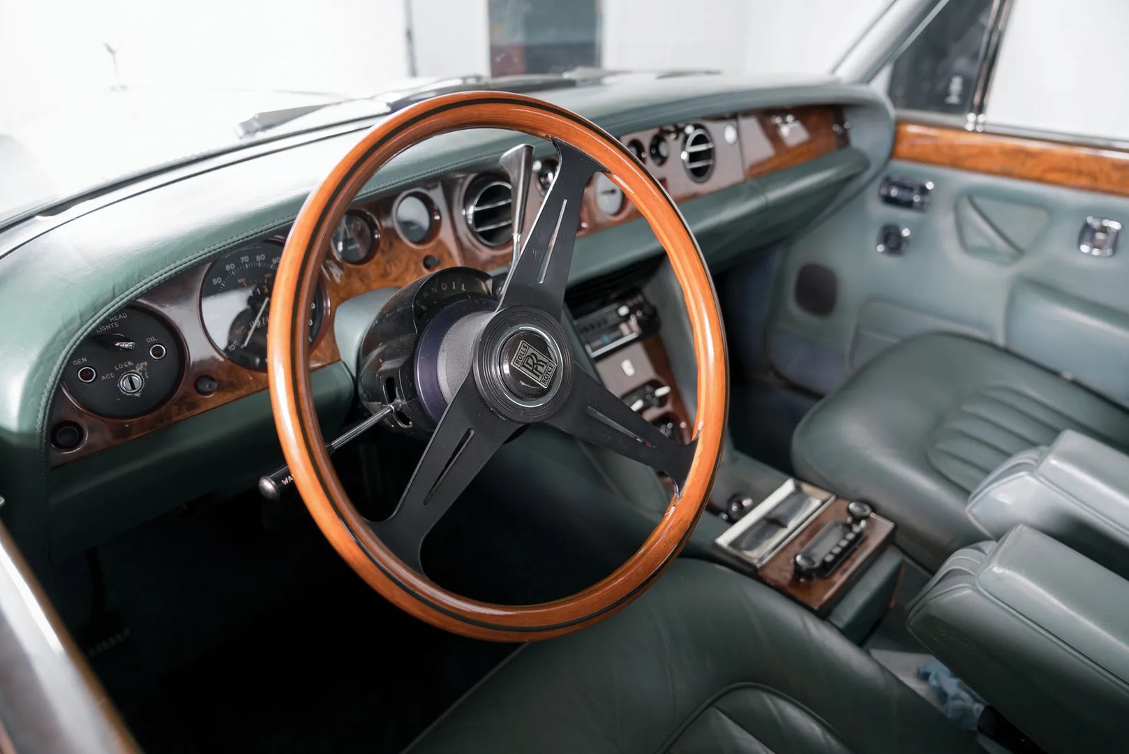Rolls-Royce_Silver_Shadow_1_generation__Sedan__12.jpg