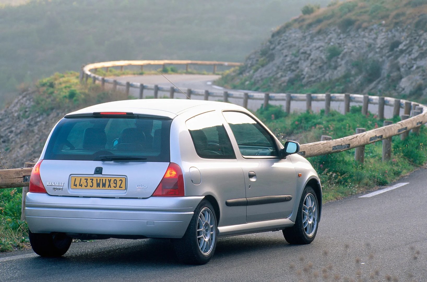 Renault_Clio_RS_2_generation__Mini_3-doors__1.jpg
