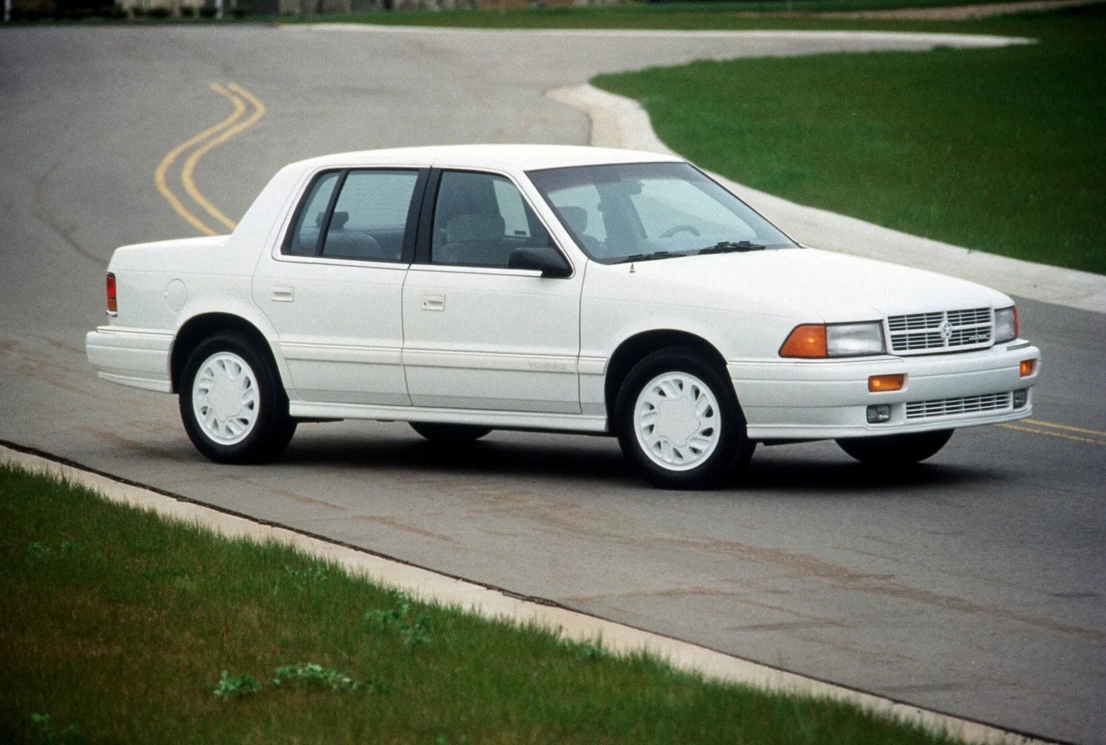 Dodge_Spirit_1_generation__Sedan__10.jpg