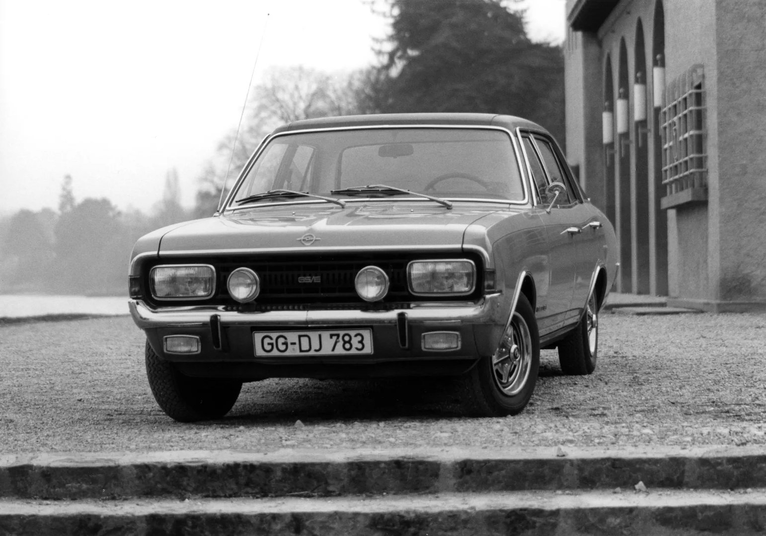Opel_Commodore_1_generation__Sedan__8.jpg