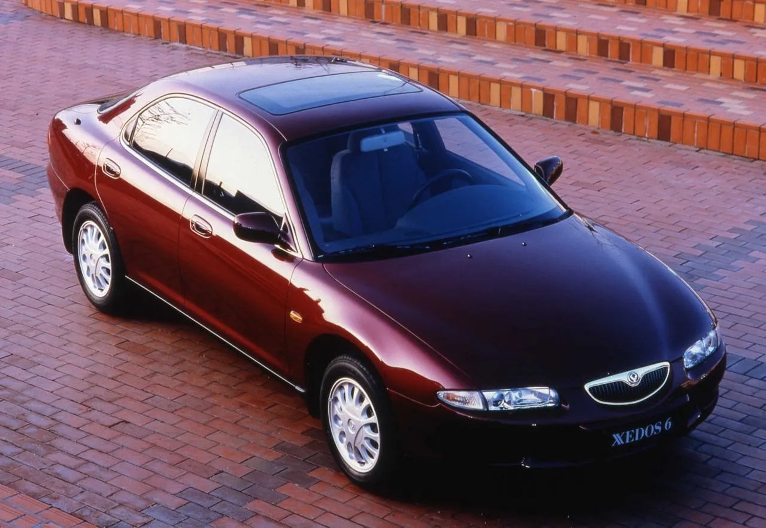 Mazda_Xedos_6_1_generation__Sedan__2.jpg