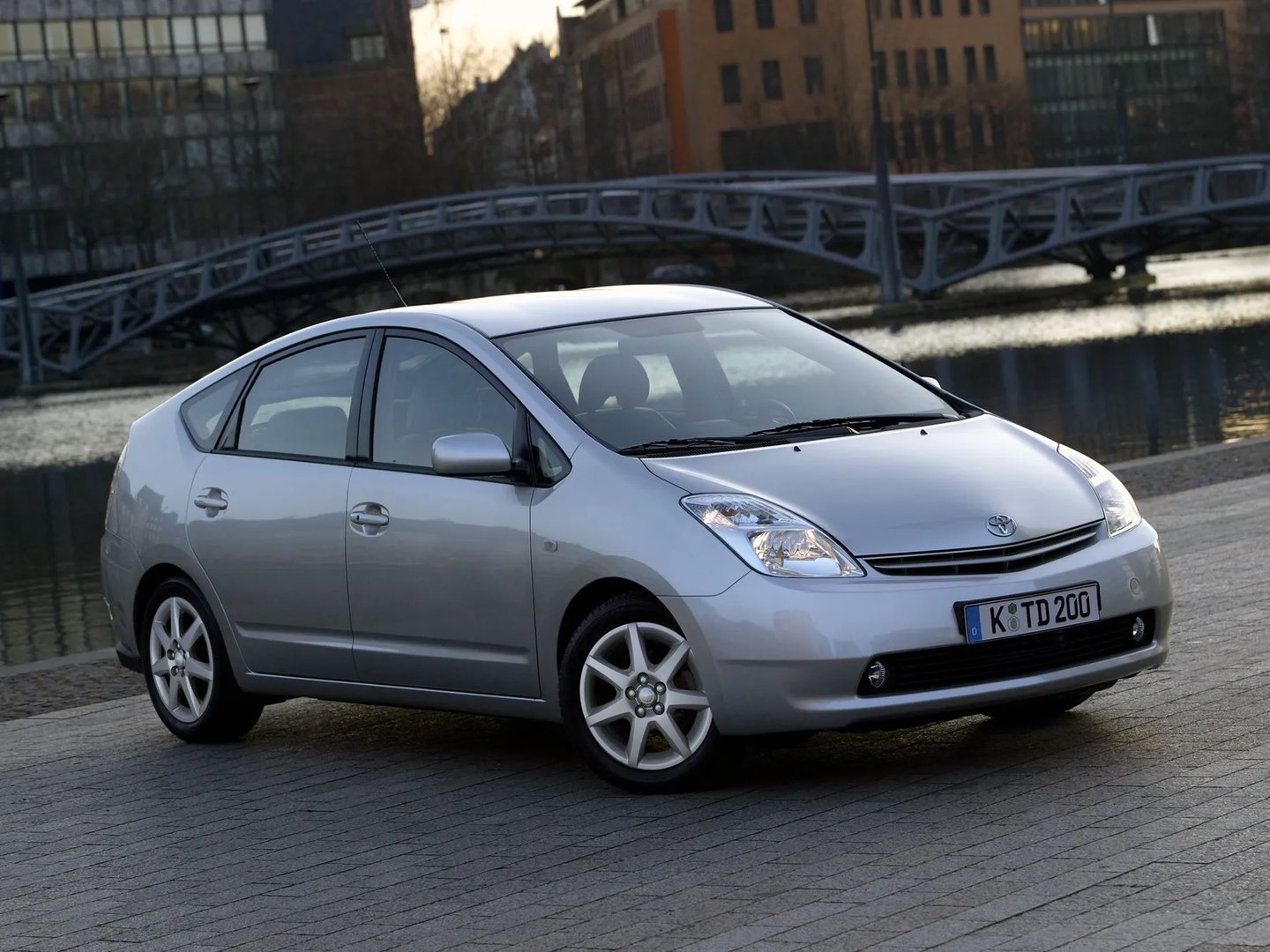 Toyota_Prius_2_generation_restyling__Liftback__12.jpg
