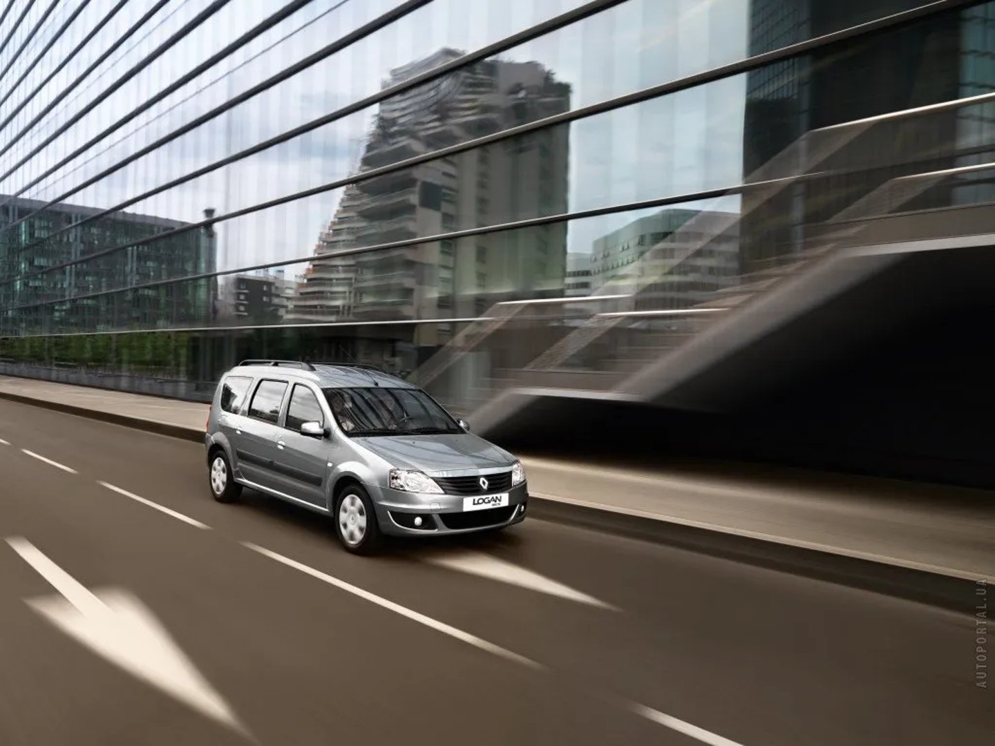 Renault_Logan_1_generation_restyling__Estate_5-door__1.jpg