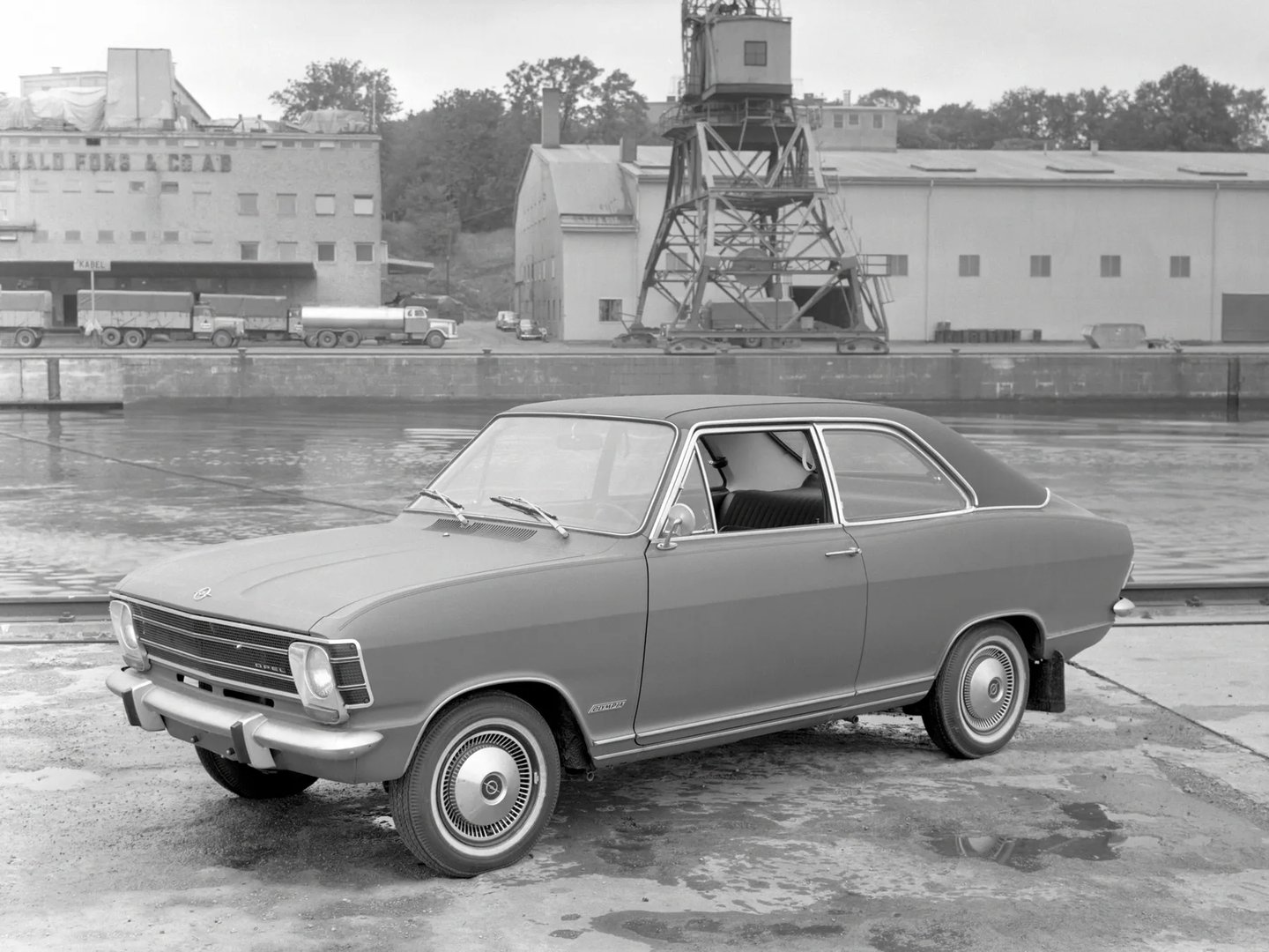 Opel_Olympia_6_generation__Coupe__4.jpg