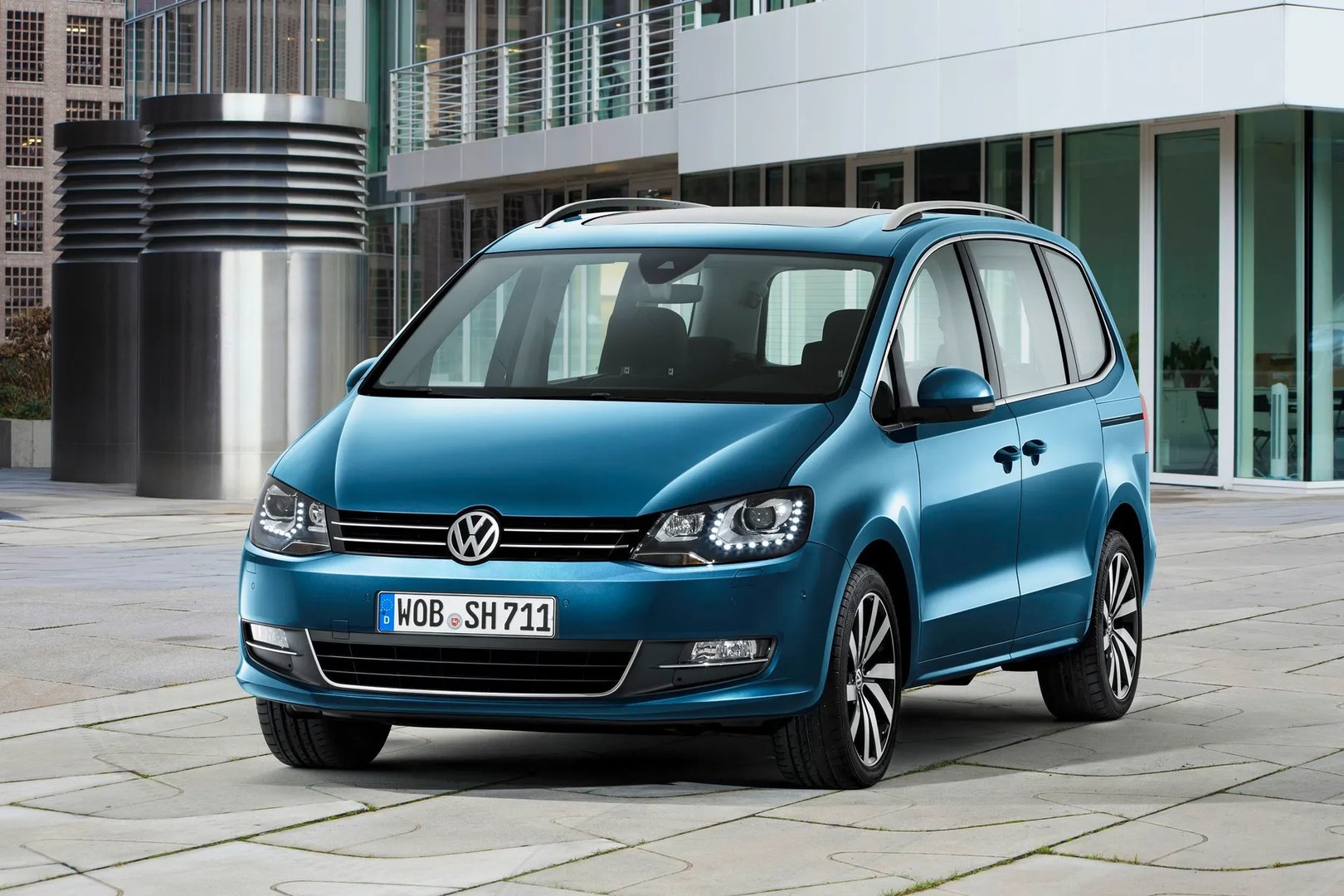 —  Minivan