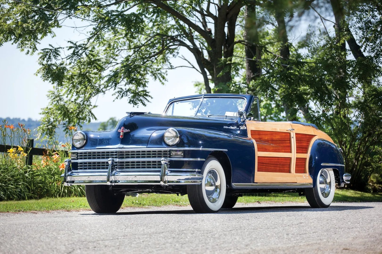 Chrysler_New_Yorker_2_generation__Cabrio__7.jpg