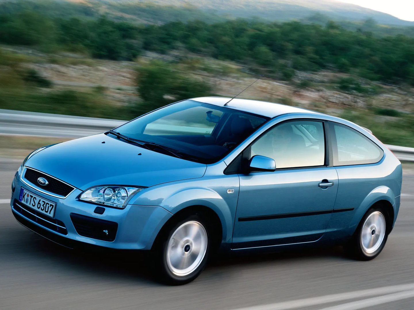 Ford_Focus_2_generation__Hatchback_3-door__4.jpg