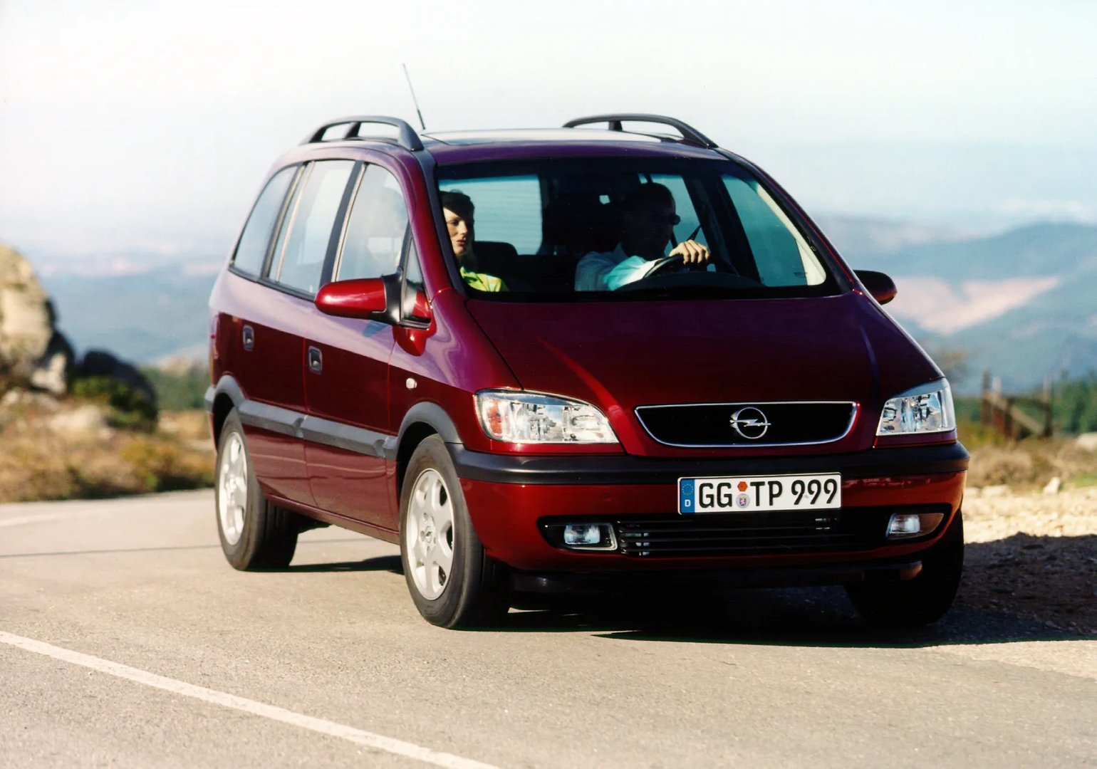 Opel_Zafira_1_generation__Compact_Van__3.jpg