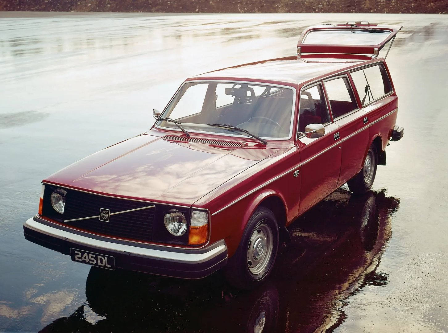 Volvo_240_Series_1_generation__Estate_5-door__7.jpg