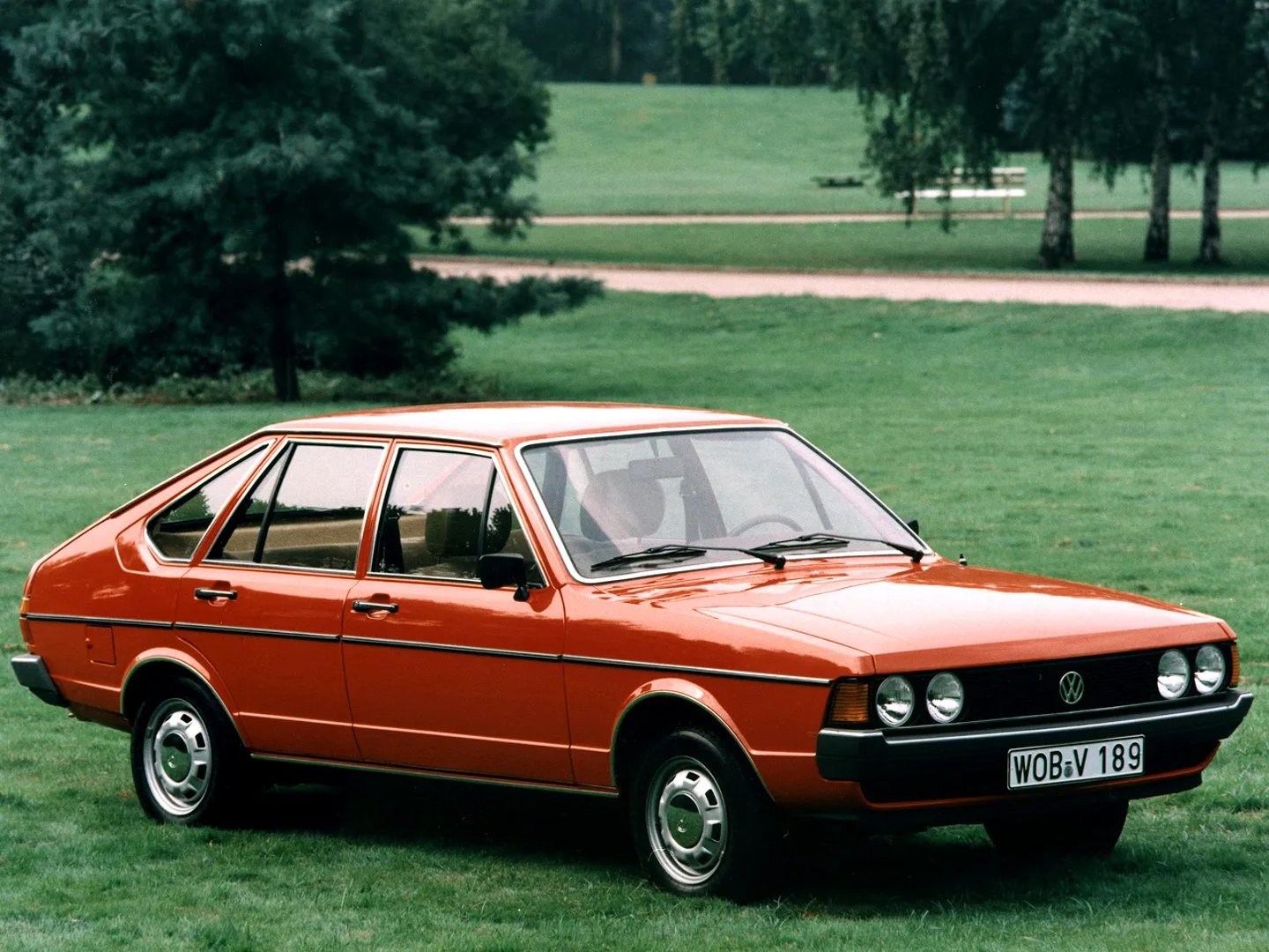 Volkswagen_Passat_1_generation__Hatchback_5-door__2.jpg